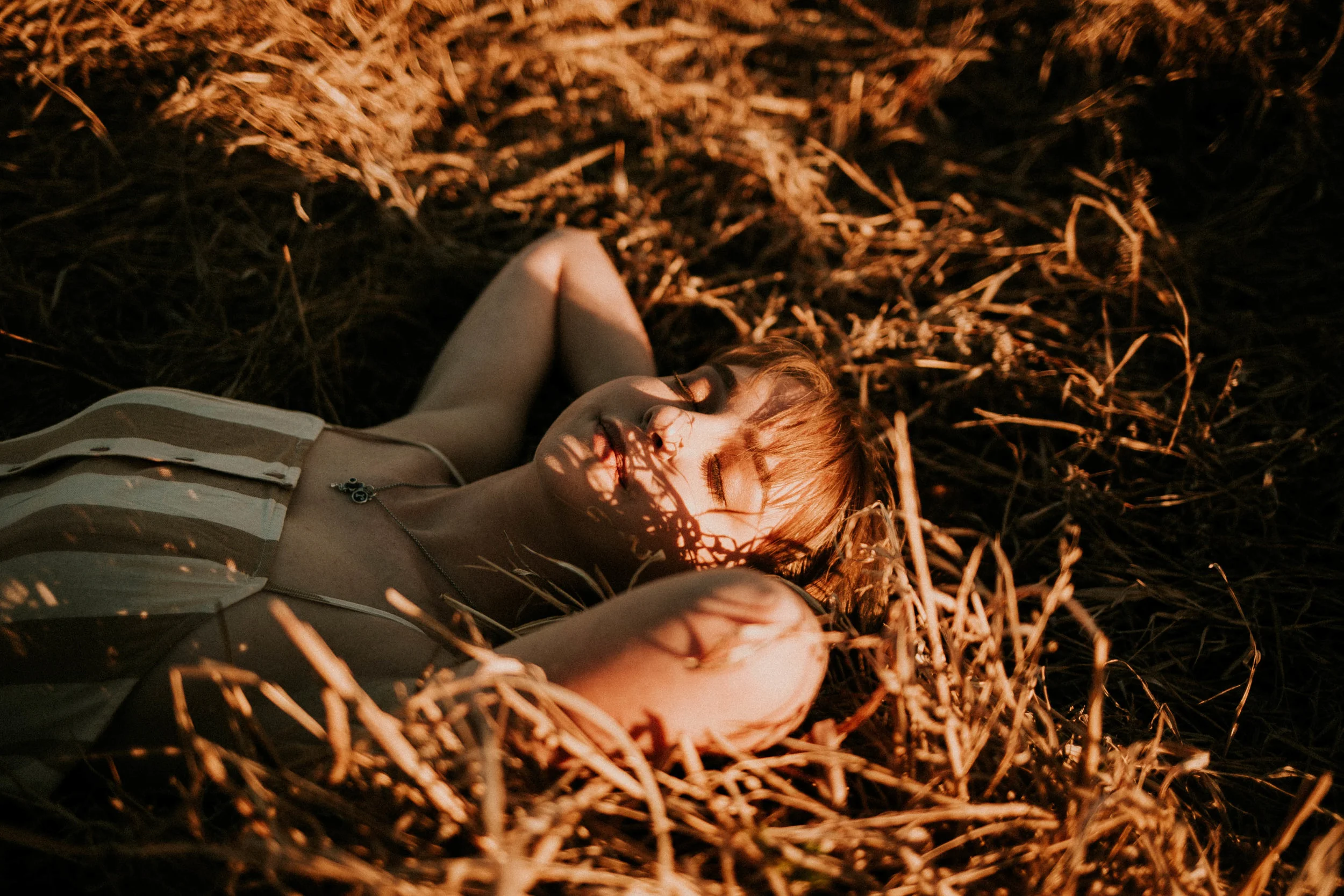 Girl Senior Photos | Field Photos | Photo Ideas for Grads | Cute Senior Photo Poses