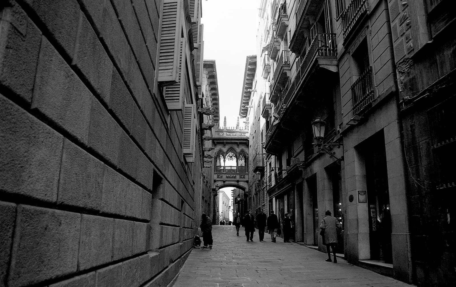Calle, casco gótico B&W. Barcelona, 2002.jpg