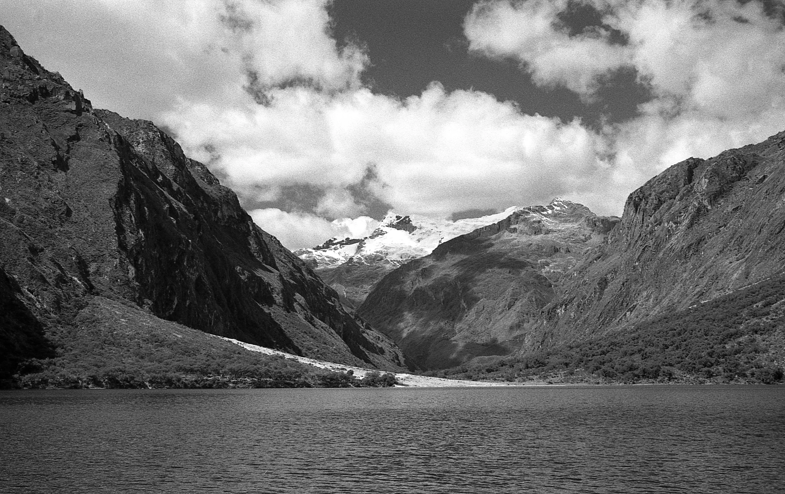 Laguna Chinancocha, Llanganuco, Ancash, Perú. Sep, 2008. Rollei IR, 400(1).jpg