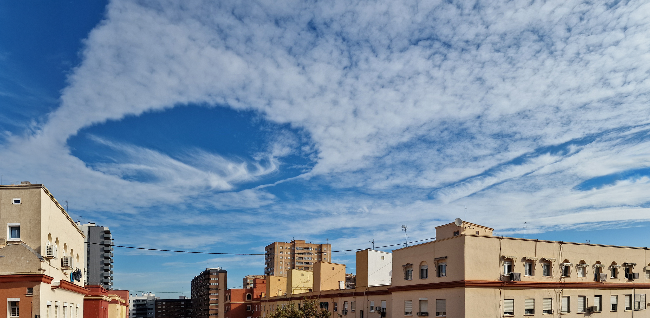Nubes extrañas ante mi terraza I (serie Nubes)