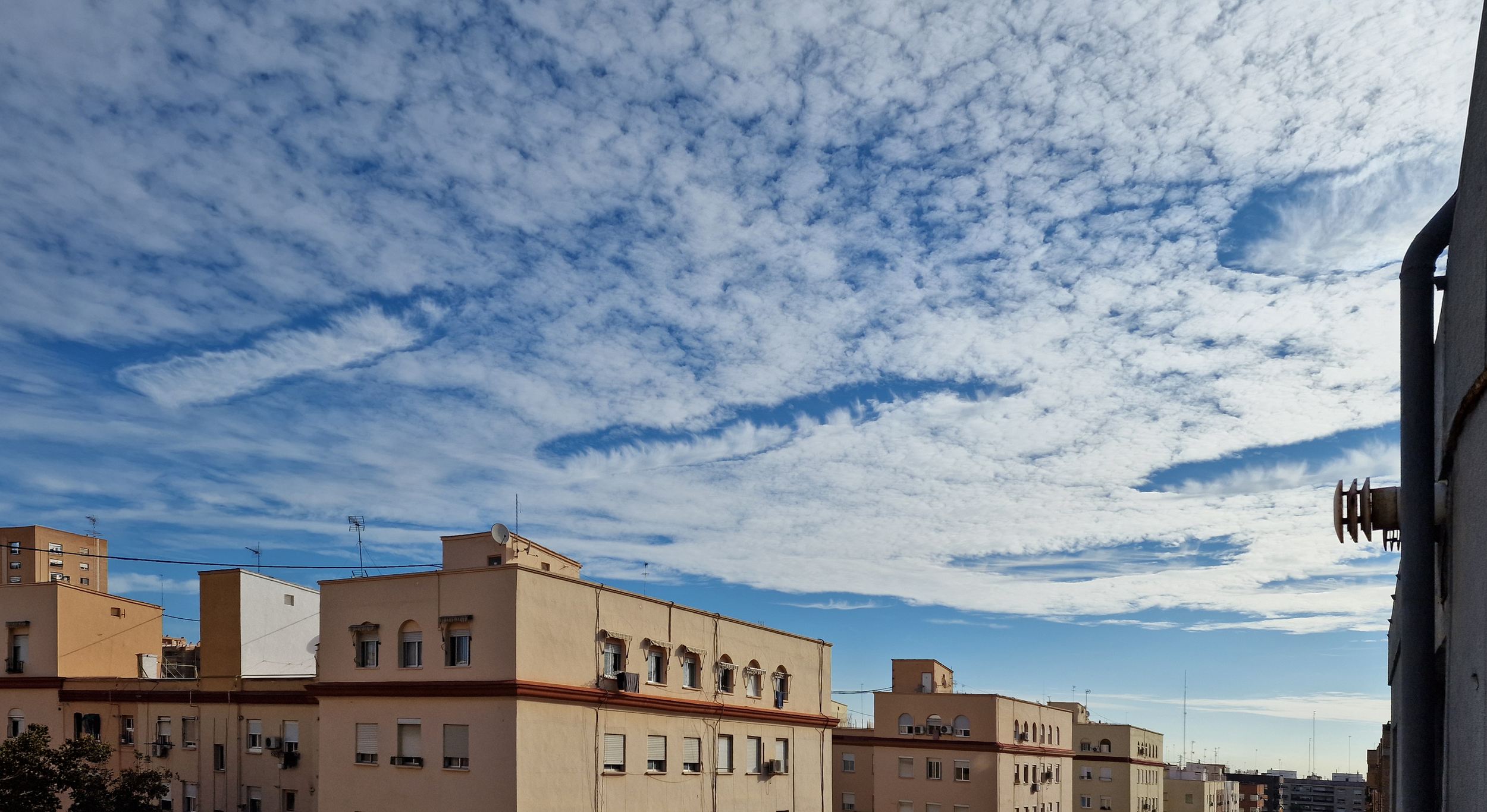 Nubes extrañas ante mi terraza IV (serie Nubes)