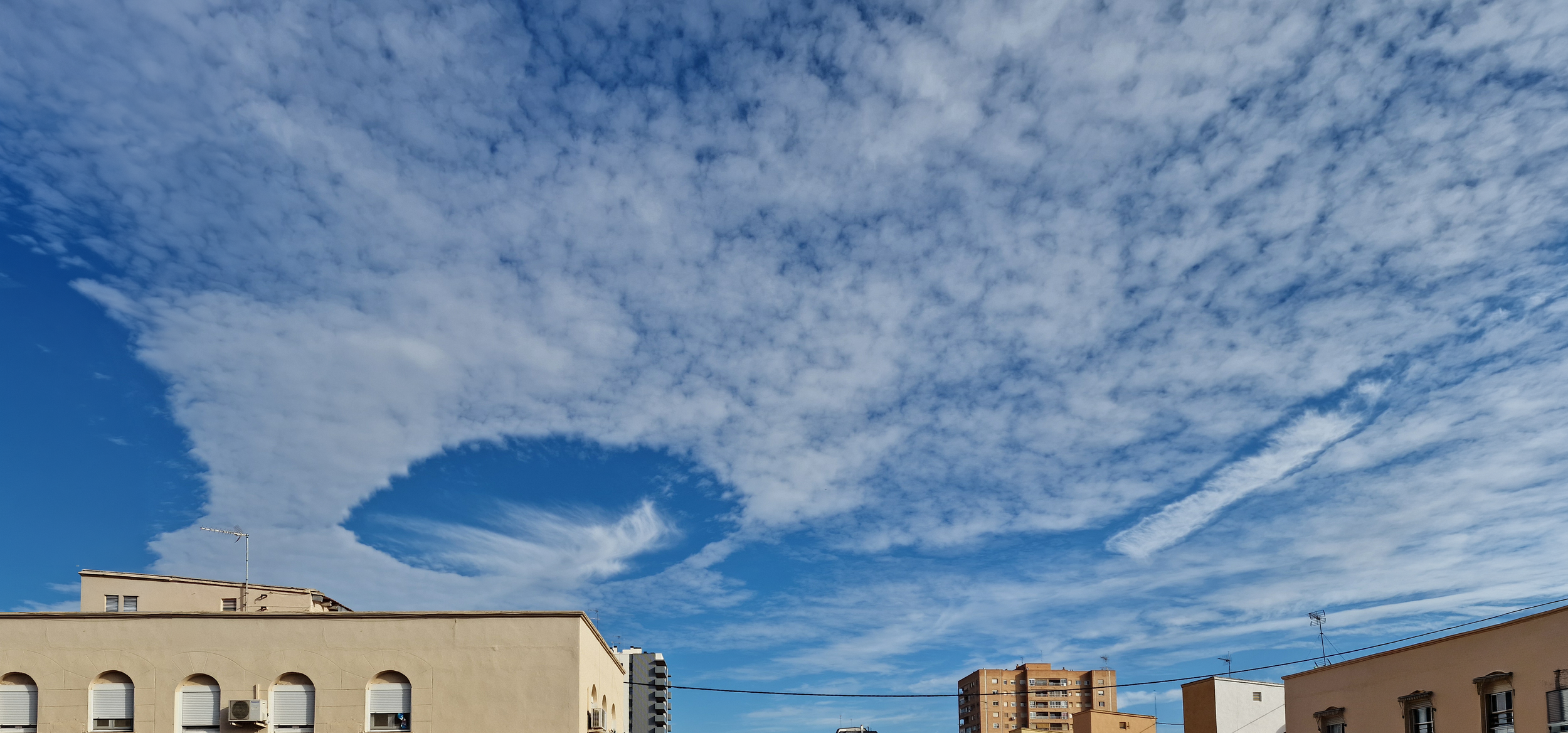 Nubes extrañas ante mi terraza III (serie Nubes)