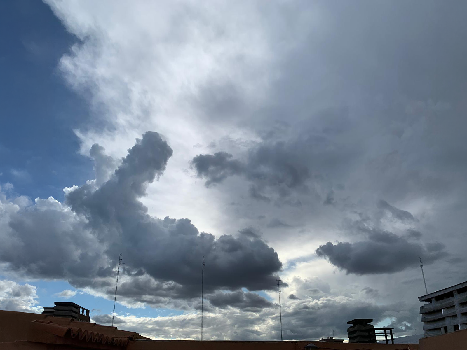 Nubes tormentosas desde mi terraza Ic (serie Nubes, subserie Nubes desde mi terraza)