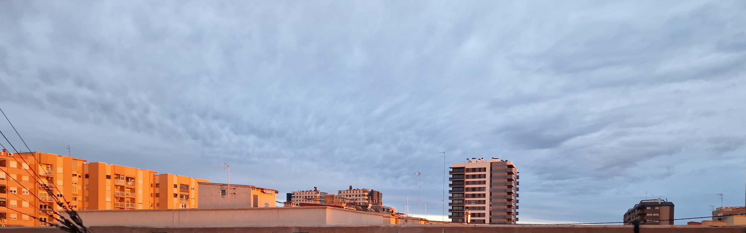 Nubes que rizan y rielan Ib (serie Nubes, subserie Nubes desde mi terraza) 