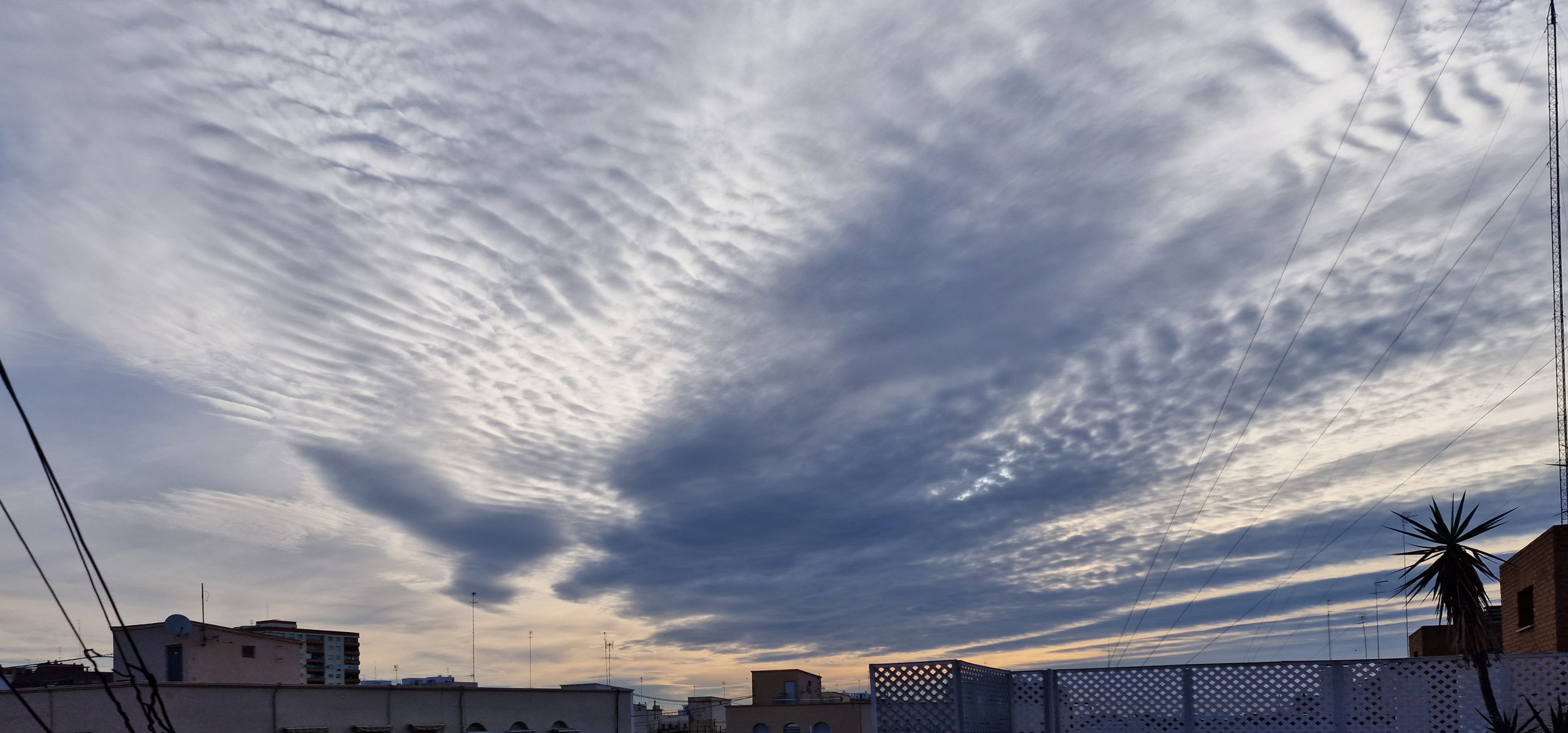 Nubes que rizan y rielan Ia (serie Nubes, subserie Nubes desde mi terraza) 