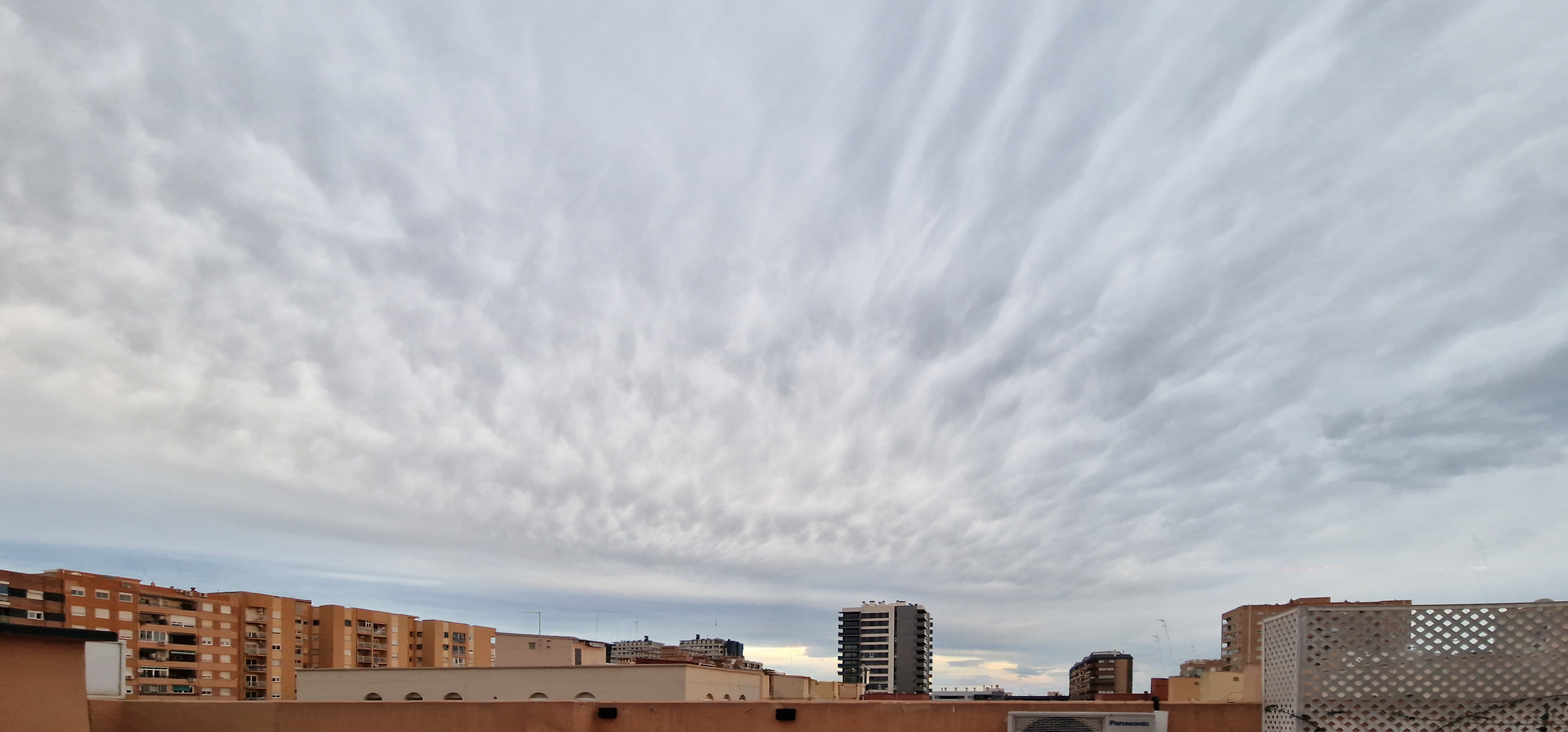 Nubes que rizan y rielan Ic (serie Nubes, subserie Nubes desde mi terraza) 