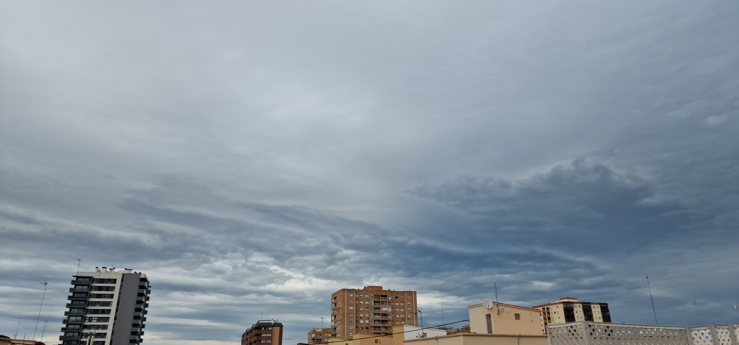 Nubes que rizan y rielan IIb (serie Nubes, subserie Nubes desde mi terraza)  