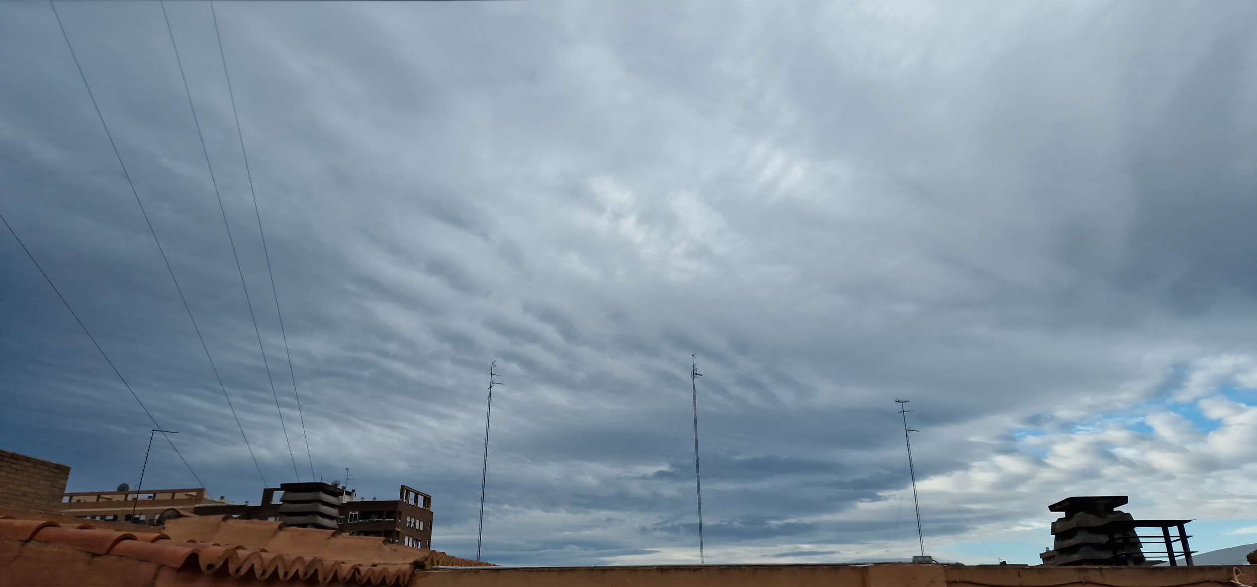 Nubes que rizan y rielan IIa (serie Nubes, subserie Nubes desde mi terraza)