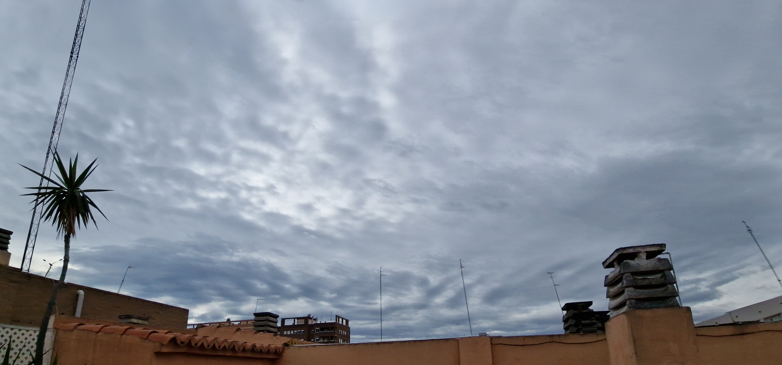 Nubes que rizan y rielan IIc (serie Nubes, subserie Nubes desde mi terraza) 