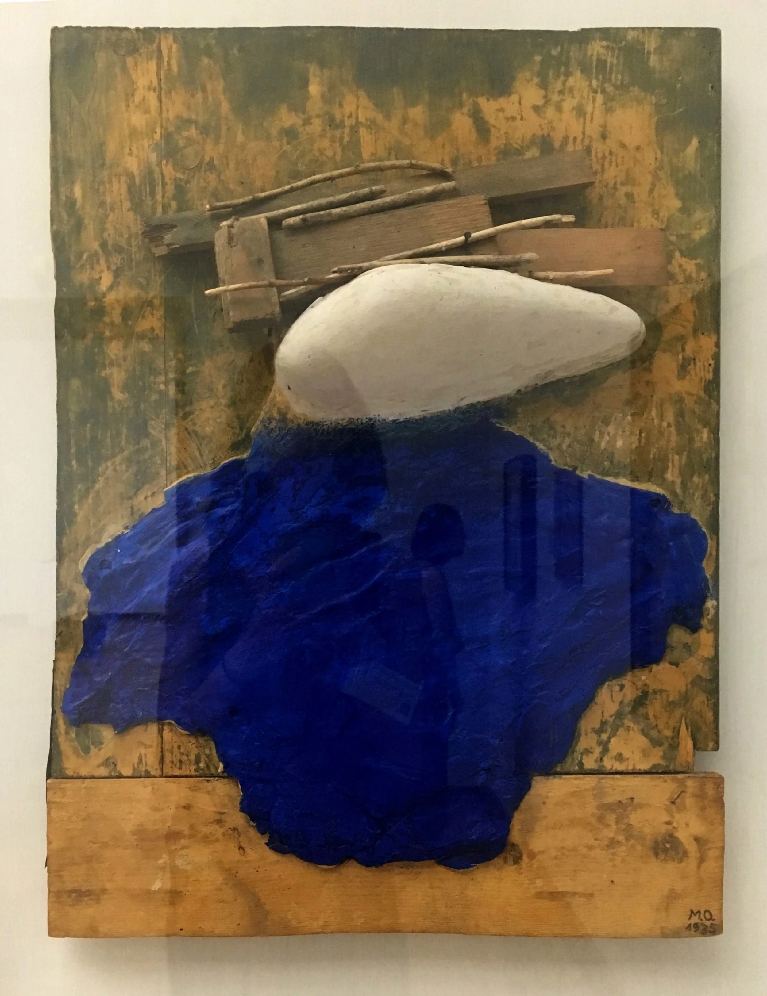 Meret Oppenheim, White head, blue garment, 1935