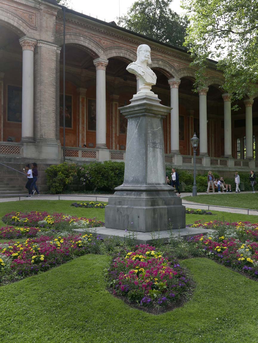 The "Trinkhalle" (pumproom) with a bust of Kaiser Wilhelm