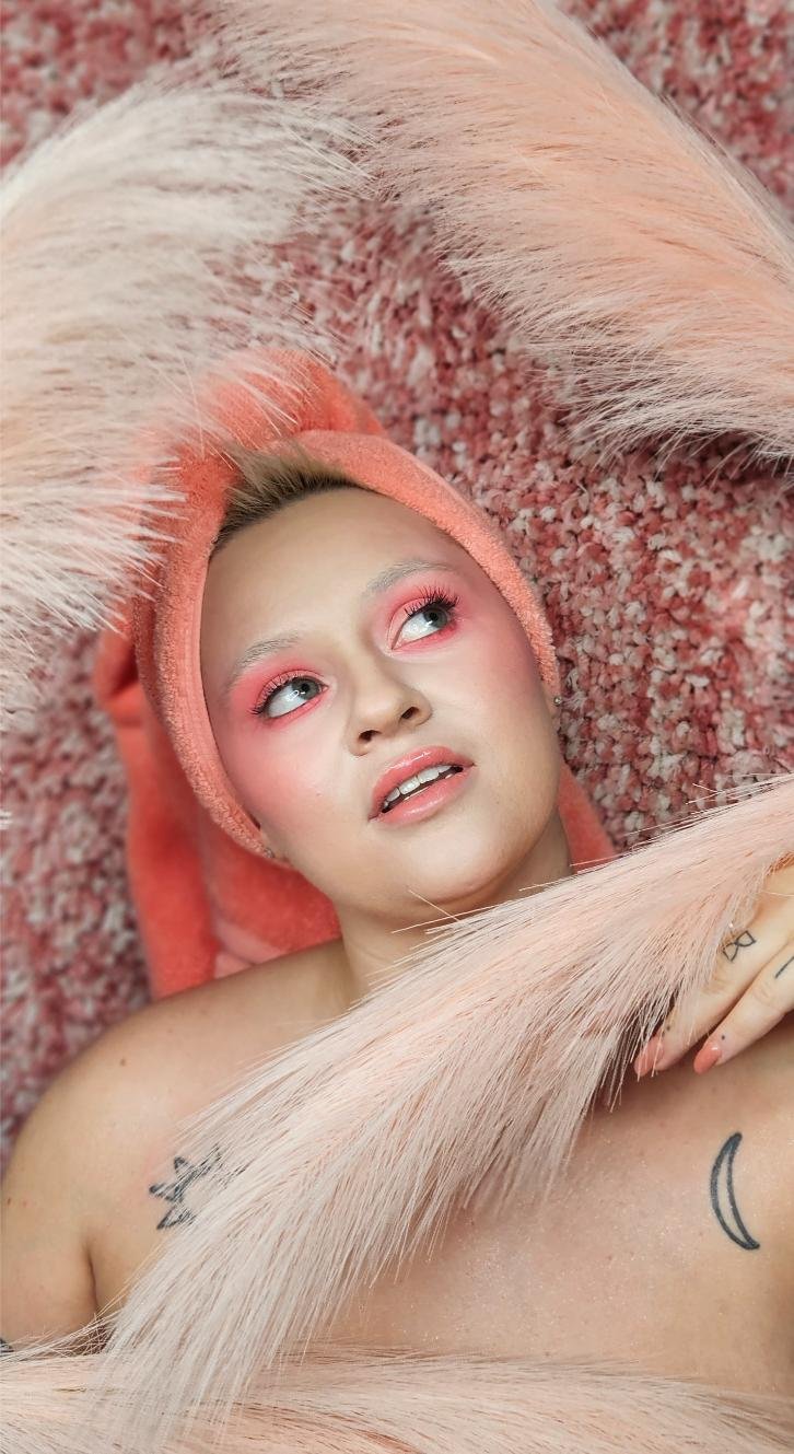 Peach Fuzz-inspired Makeup Look