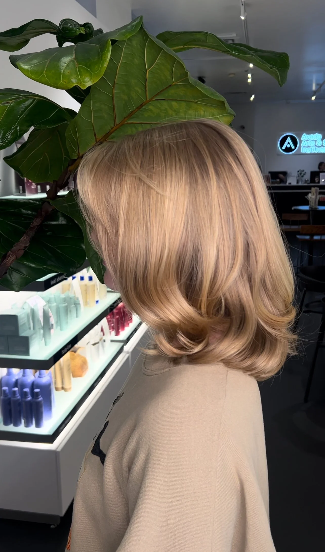 Shoulder length downdo