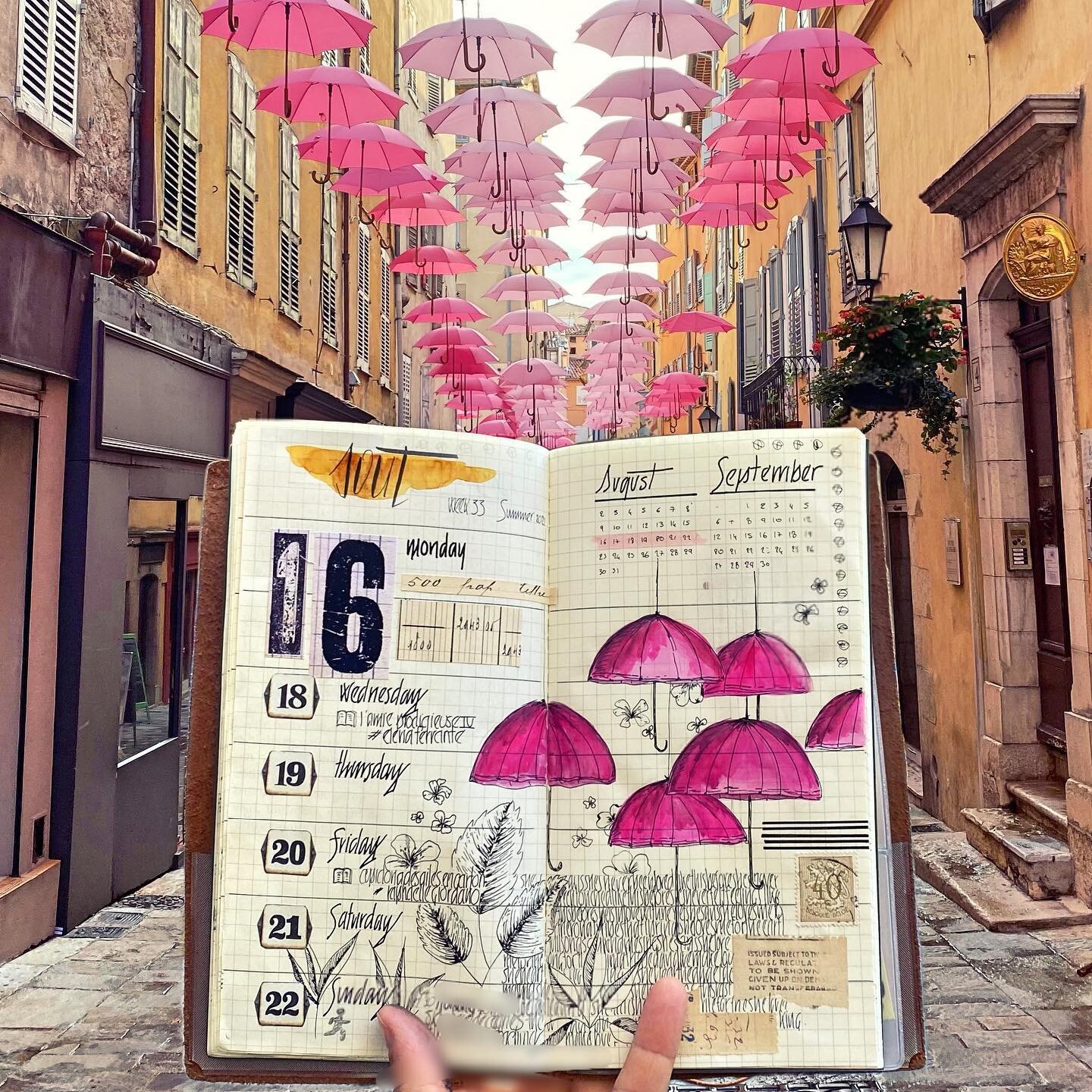 🇺🇸 The pink umbrellas are still brightening Grasse sky, in love with my city. 
🇫🇷 le ciel rose de Grasse, j&rsquo;aime tellement ma ville 
2021 TN souvenir. 
Happy Journaling Sunday !
🌸
🌸
🌸

@paysdegrassetourisme @villegrasse
#carnetdevoyage #