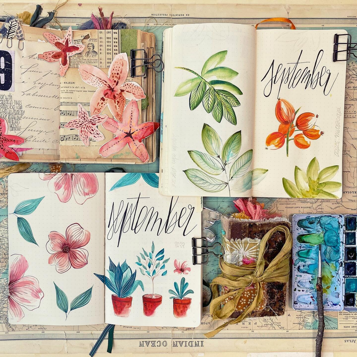 I need your help happy journalers ☺️ in addition to vintage paper journal, I have decided to continue exploring my dotted journal with a mix of bullet journal style and sketchbook. While preparing September cover page, I fall in love with a size I ju