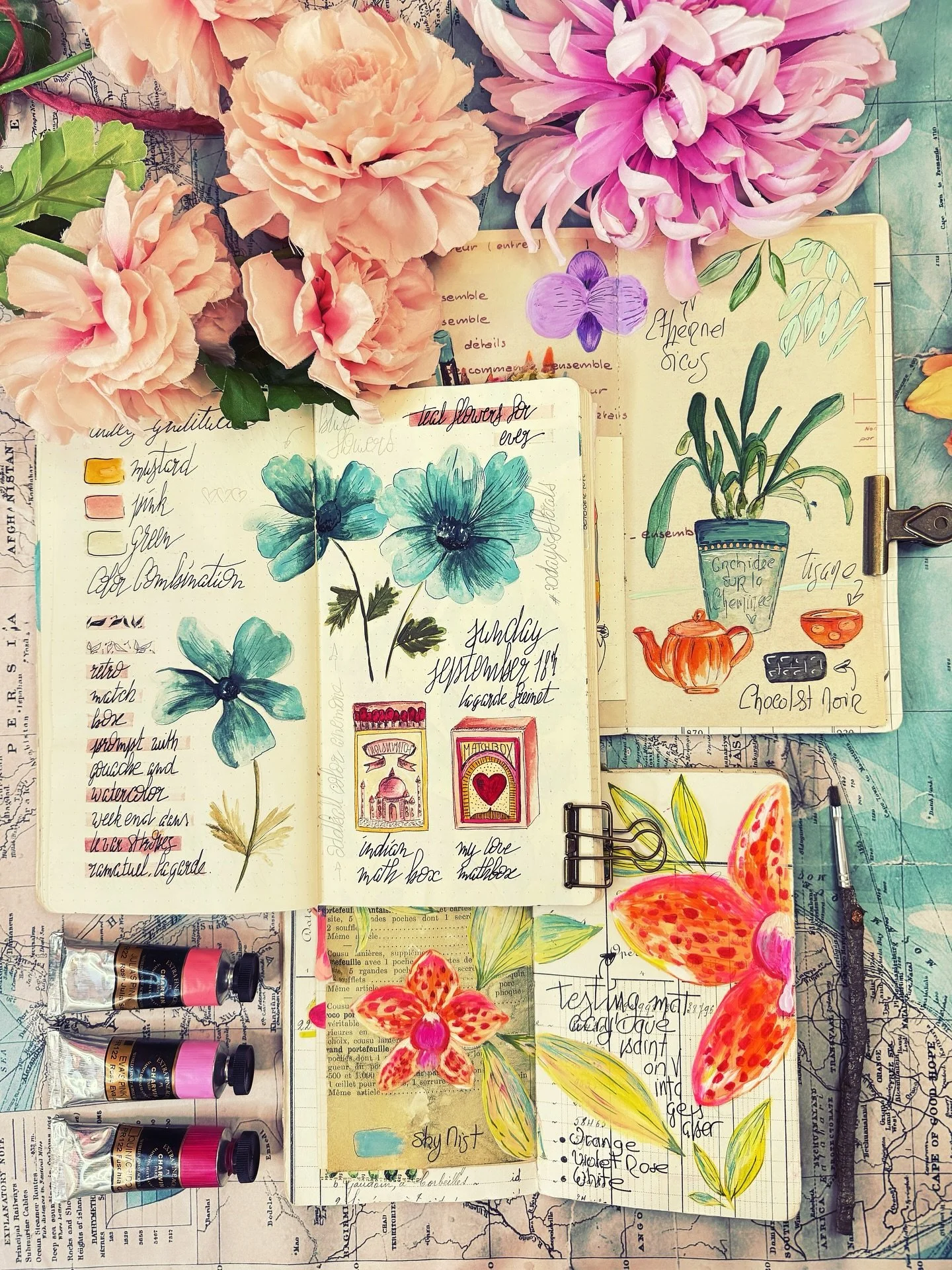 π¬π§A mix & match of gouache and watercolor pages with blue flowers and tiny matchboxes coming to life.
π«π·Un mix & match de pages à la gouache et à l’aquarelle — fleurs bleues et petites boîtes d’allume