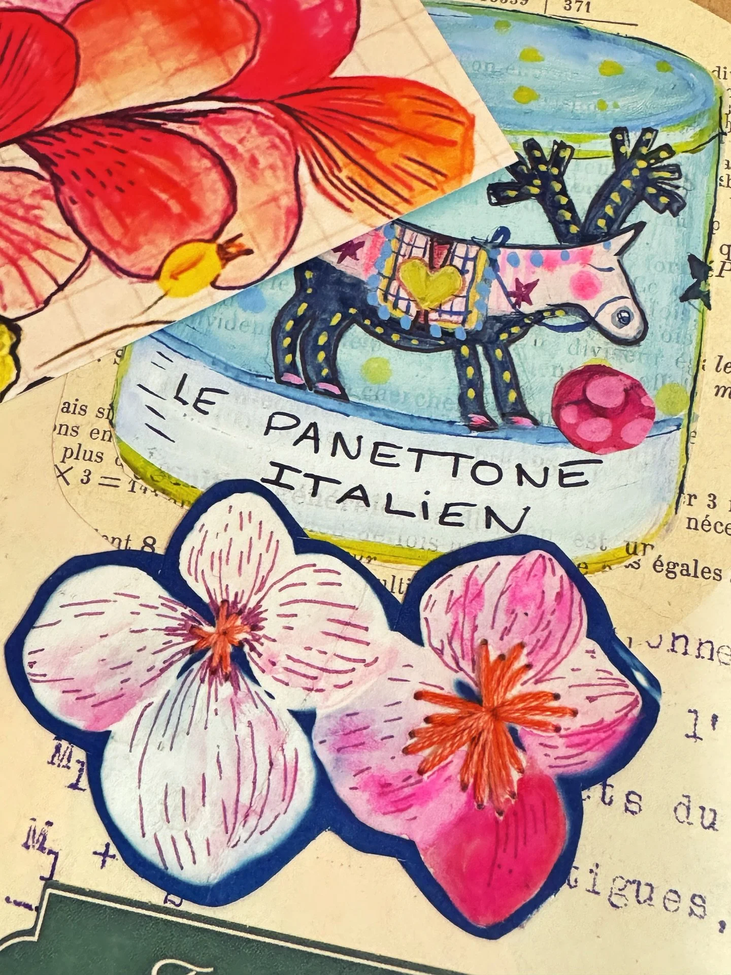 🇬🇧 Little joys from the past days: a panettone gifted by my company Fragonard, quiet moments with my cat Plume, the journal cover made with my very first embroidery, embroided cyanotype. In love with all. 
🇫🇷 Petits bonheurs de ces derniers jours