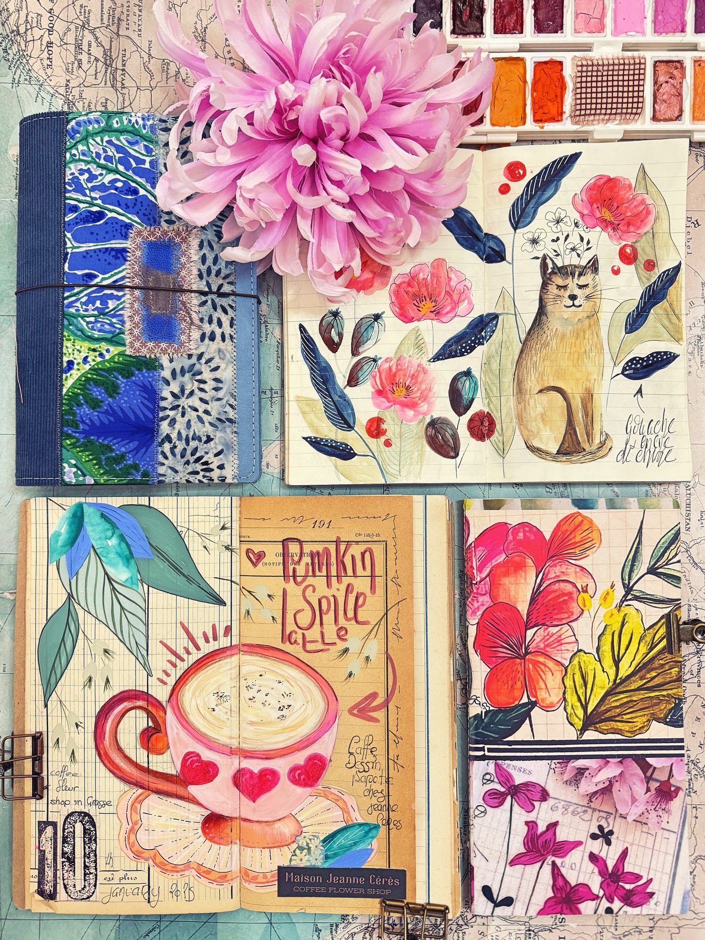 🇬🇧 Souvenir in gouache of my journaling-cafe this weekend.  I just discovered a lovely place in Grasse near my atelier: @maison.jeanneceres flower coffee shop in case you come around 🌸
🇫🇷 Gouache, aquarelle et collage, le tout en couleur pour un