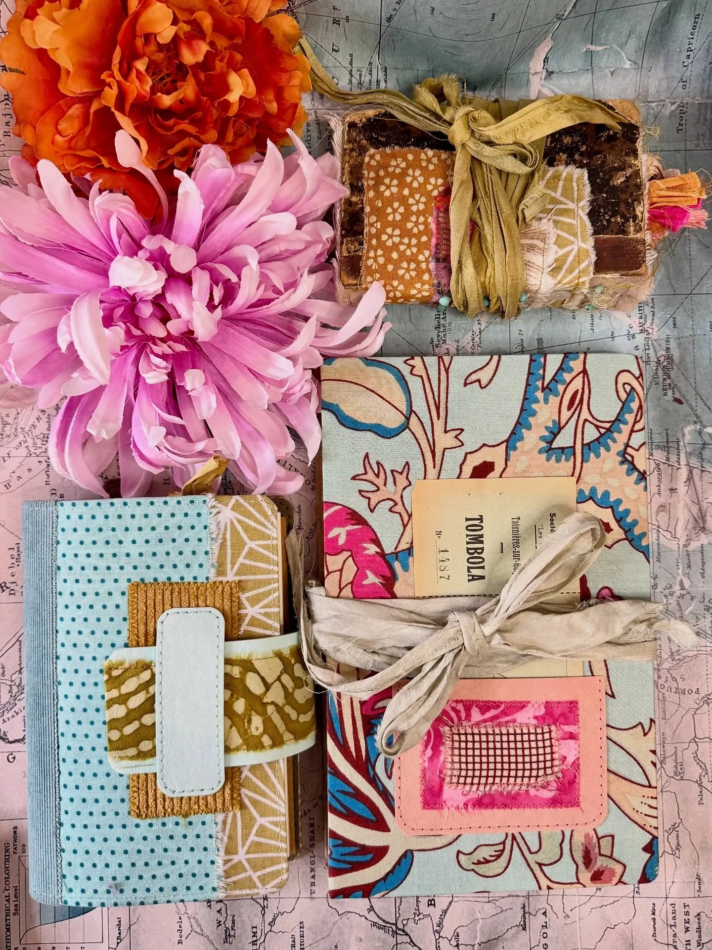 🇬🇧 Friday Family Portrait. Binding mood at the atelier☺️
🇫🇷 Portrait de famille et reliure. 
Happy journaling Friday sweeties. 
🌸
🌸
🌸
🌸
🌸
#handmadejournal #vintagenotebook #familyportrait #watercolorpaper #stationerylove #creativejournaling 