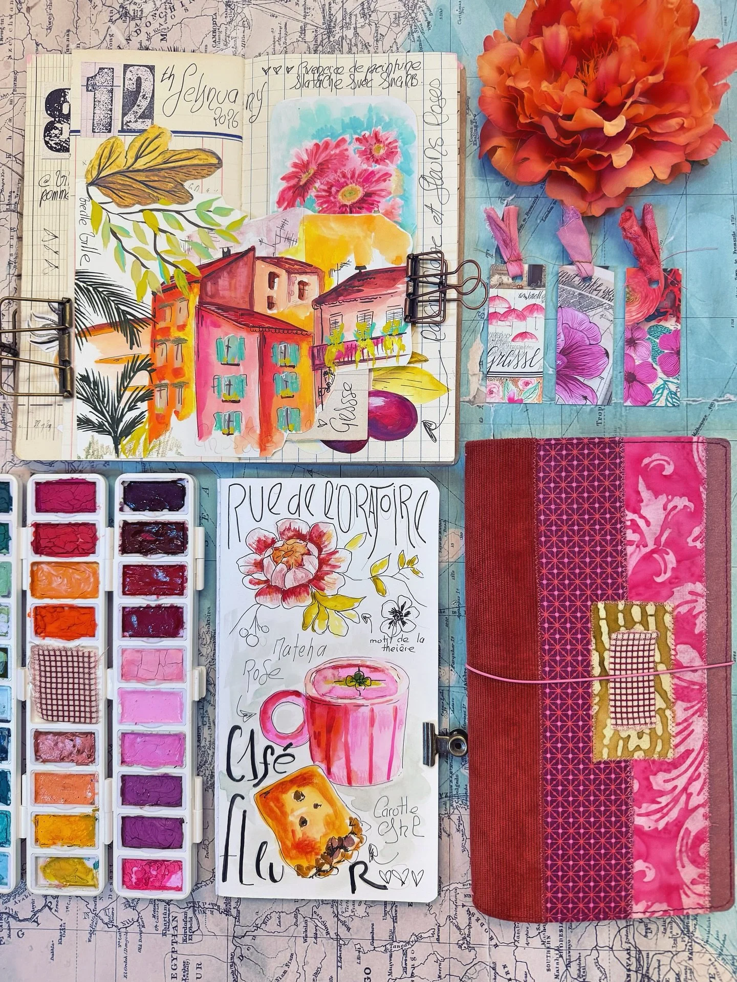 🇬🇧 Weekend vibes in the heart of colorful Grasse, in love with the finest rose matcha at @cafefleurgrasse. 
🇫🇷 Vibes du weekend au c&oelig;ur de Grasse, avec le meilleur matcha &agrave; la rose du Caf&eacute; Fleur.
Gouache: @lefrancbourgeoisoffi