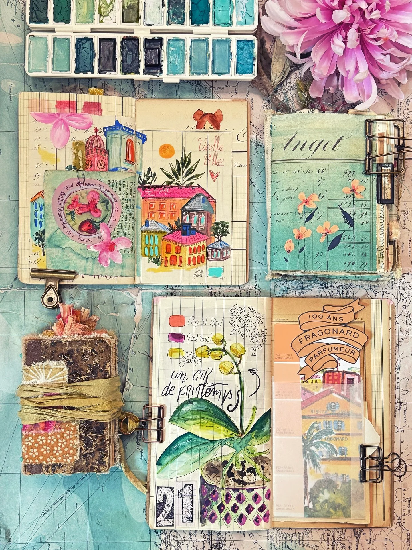 🇬🇧 A hint of spring blooming on the edge of my kitchen window. The first orchid buds. I love the feeling of days slowly lengthening. Gouache on vintage paper. 
🇫🇷 Un soup&ccedil;on de printemps au bord de la fen&ecirc;tre. Les premiers boutons d&