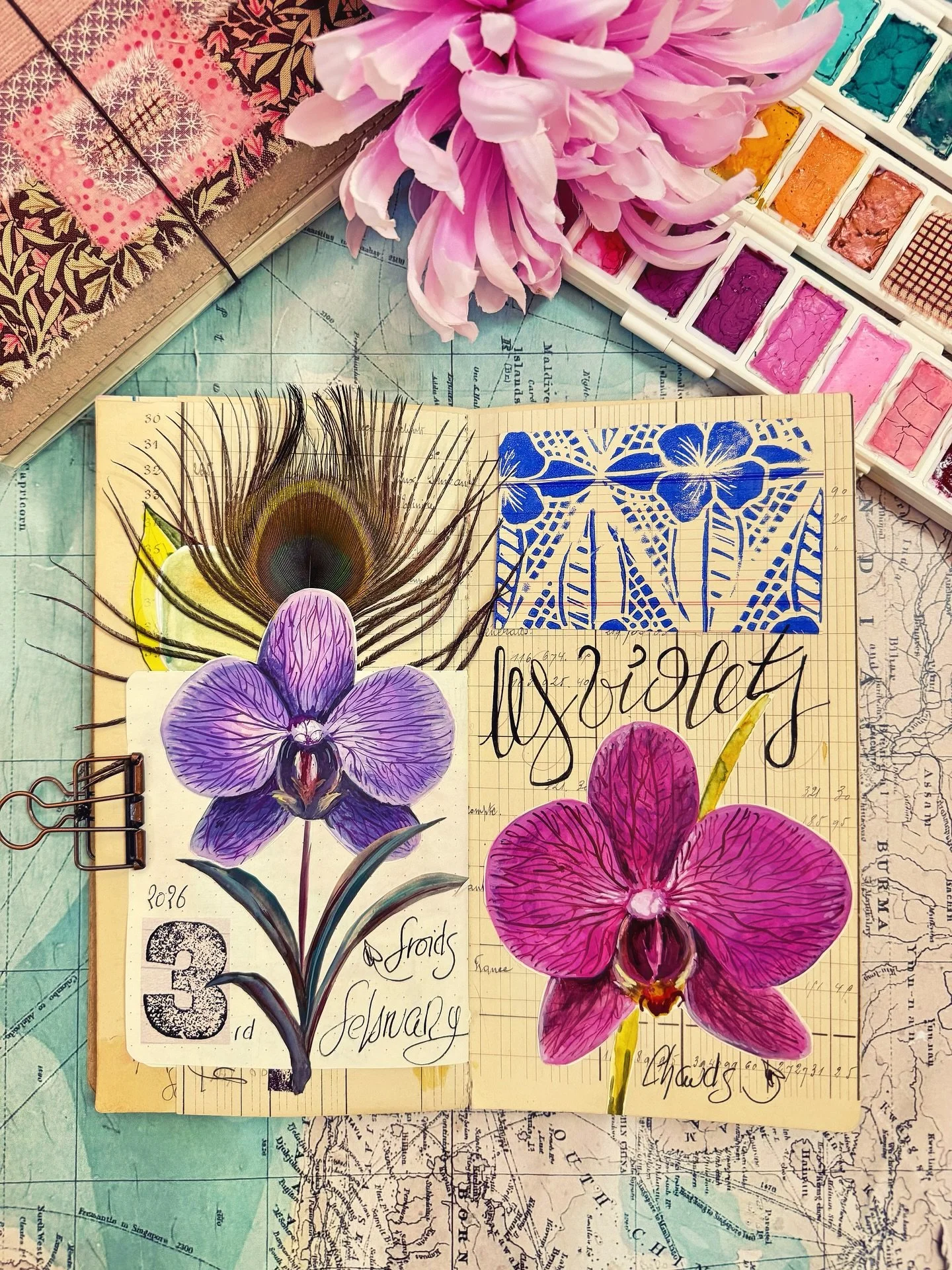 🇬🇧Violet study during my last art course, training on orchid with an attempt of cold violet and warm violet. ❄️ Gouache on vintage paper.
🇫🇷 &Eacute;tude des violets lors de mon dernier cours de dessin @rb__arts 
Journal: home made by myself
🌸
?