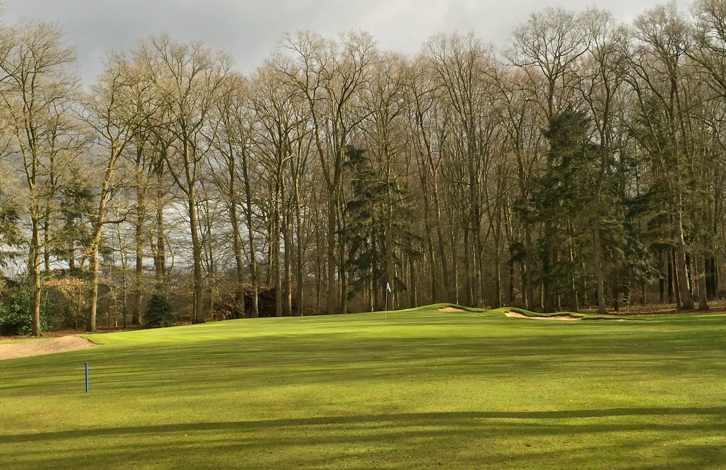 Hole 14 after. The second bunker behind was a late addition by Frank Pont. This is one of the few images unfortunately where the top lines of the shaping are clearly visible, but it can be seen that care was given to give nice variable movement of the ground and in this case make lines intersect and highlight the profile and depth of the set.