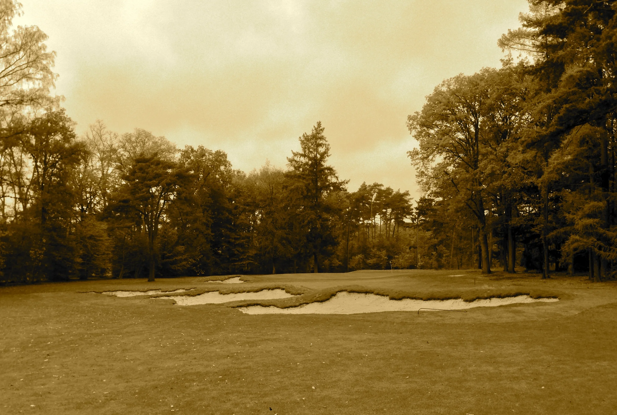 Hole 17 in sepia filter for fun to see how it compares with older styles of bunkers.