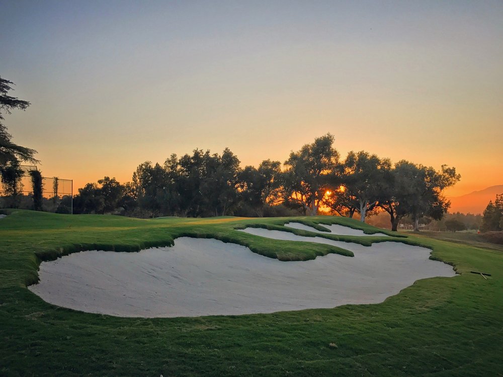 hochstein-design-2017-the-work-redlands-hole-3-bunkers-sand-in-sunset.jpg