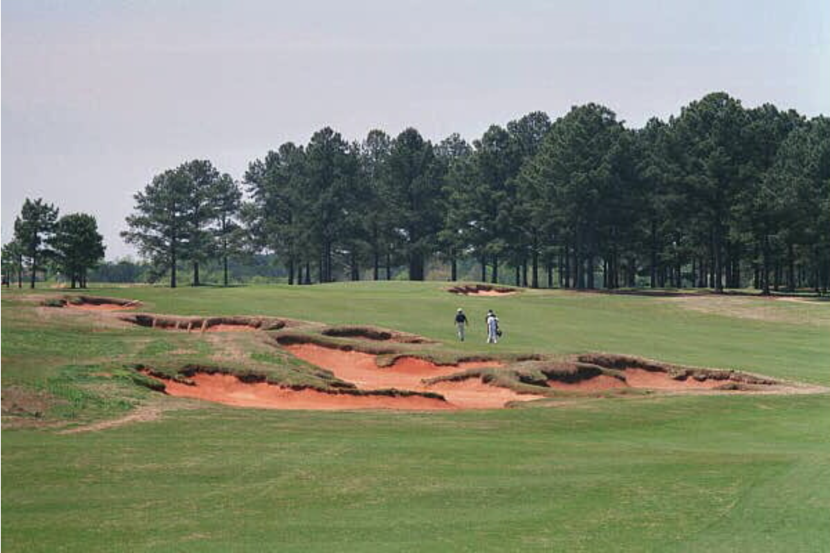 Simpson-like bunkering at Cuscowilla. Image from golfclubatlas.com