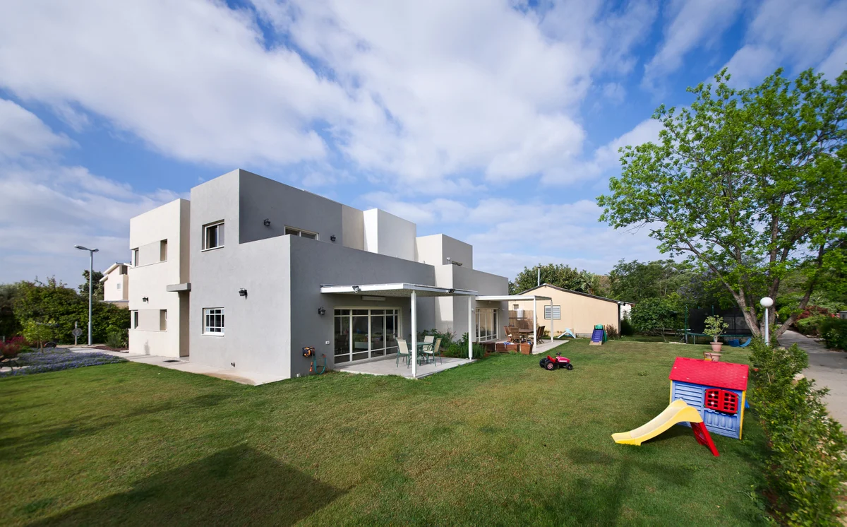 1-Boimfeld-Golan backyard.jpg