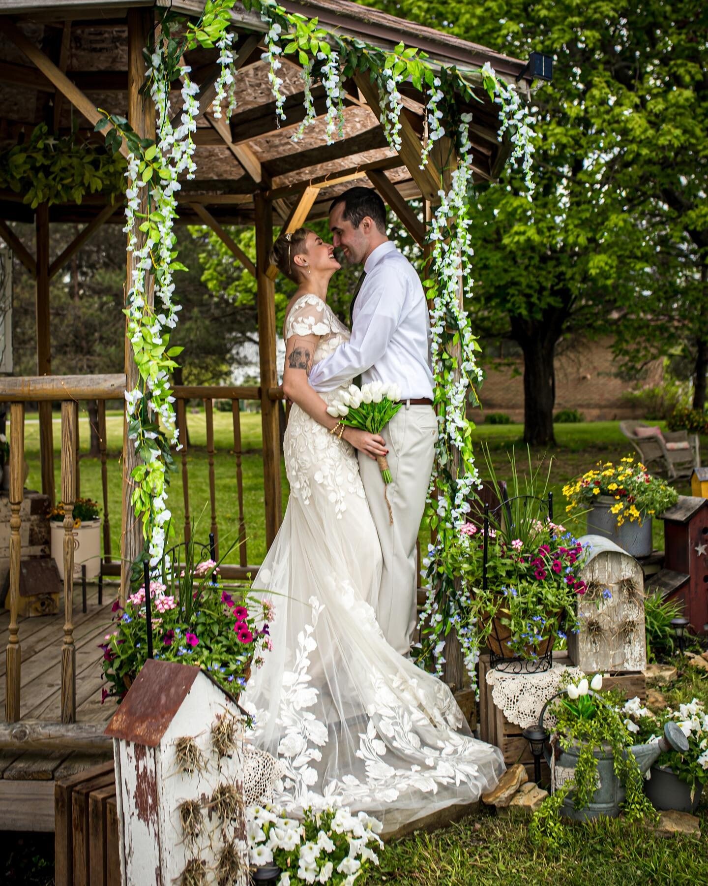 .
DAY 15 📆 TOP 21 PHOTO SHOOTS OF 2021 🥳 
---------------------------------------------
When I think back to 2021, Alex &amp; Natalie come to mind as one of the most relaxed &amp; joyous couples of ours to get married last year 😃 The way they look