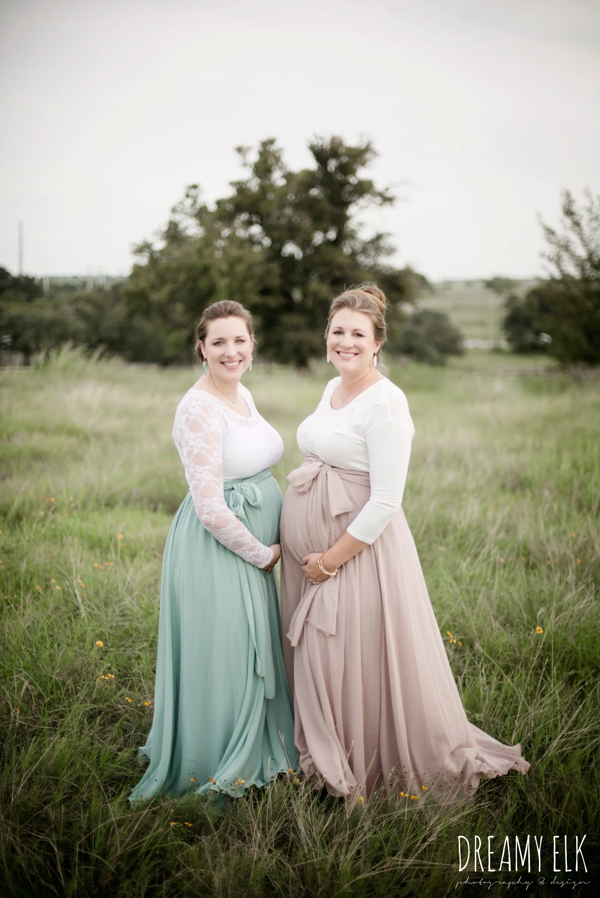 sister maternity photo
