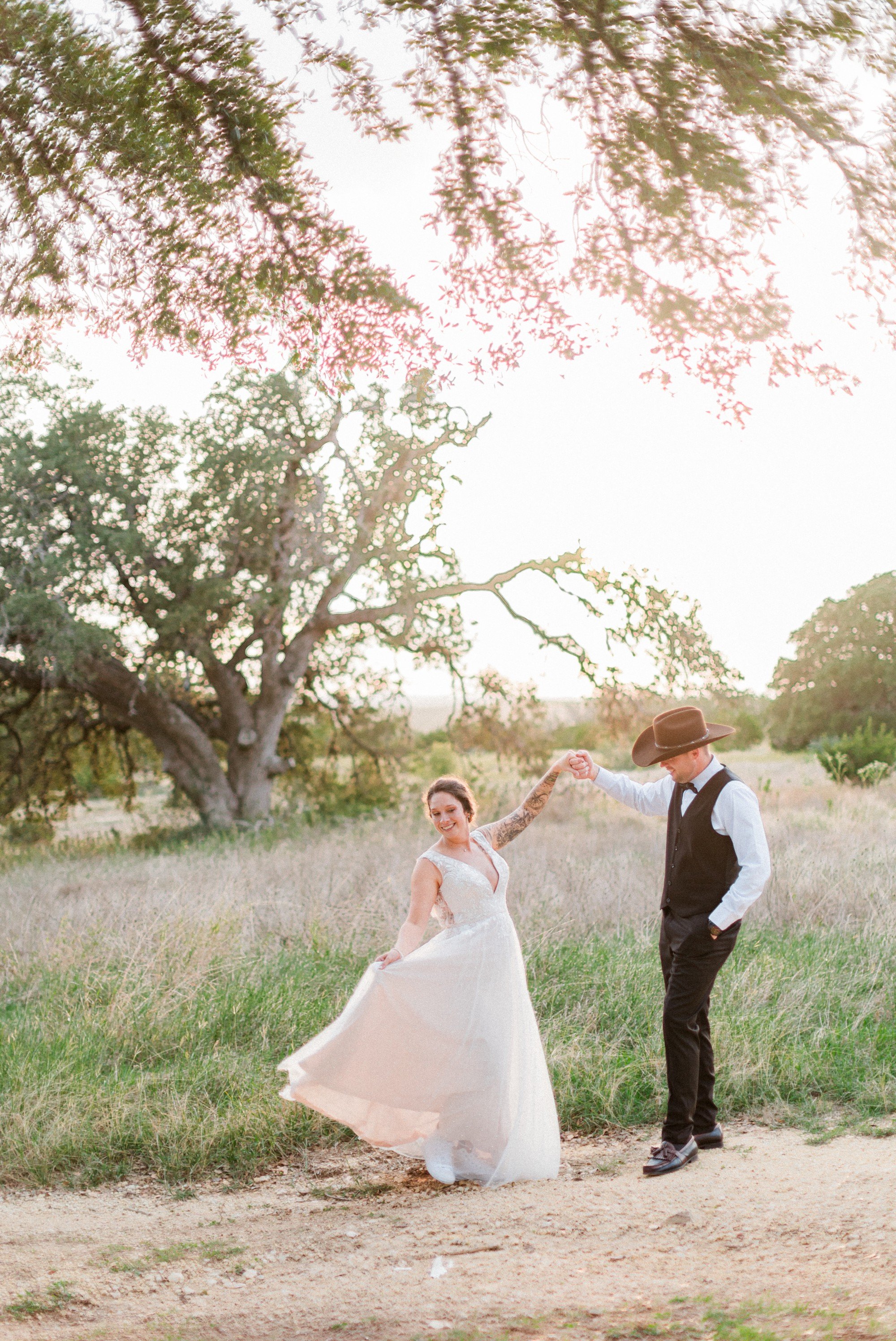 helena-kris-inspiring-oaks-ranch-wedding 34.jpg