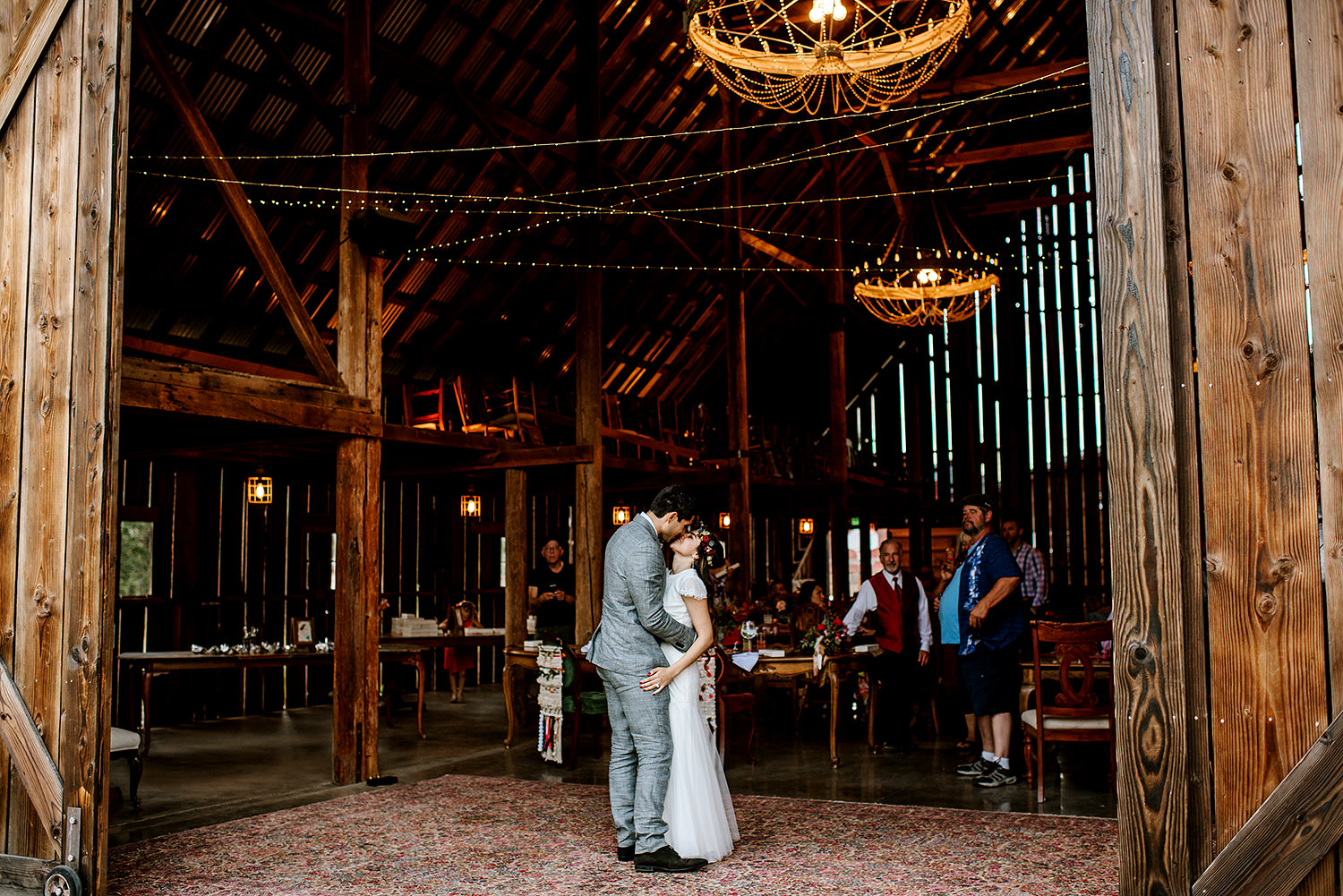 Tin-roof-Barn-wedding-Portland-Oregon-wedding-photographer-0869.jpg