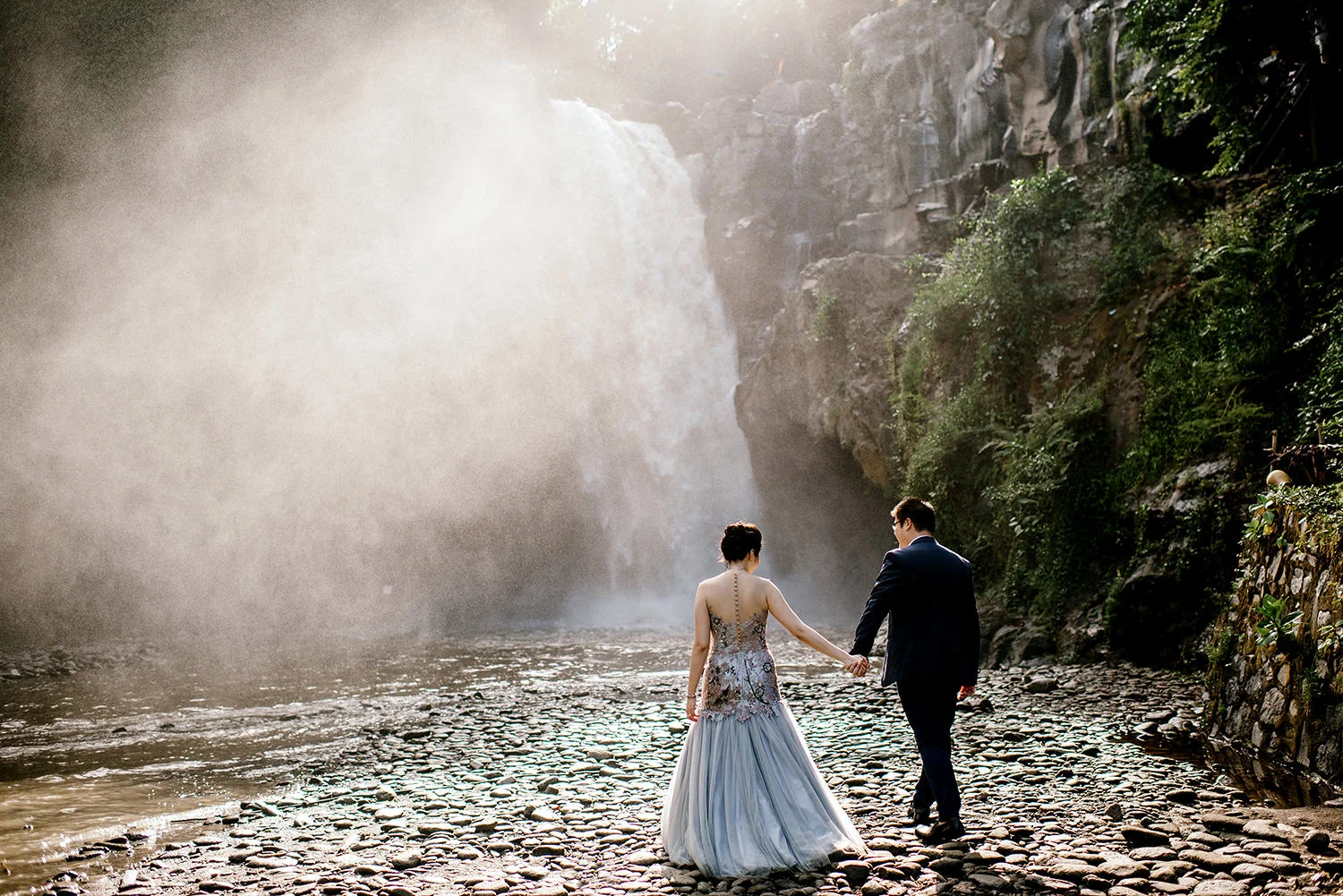 Bali-waterfall-engagment-Bali-wedding-photographer01.jpg