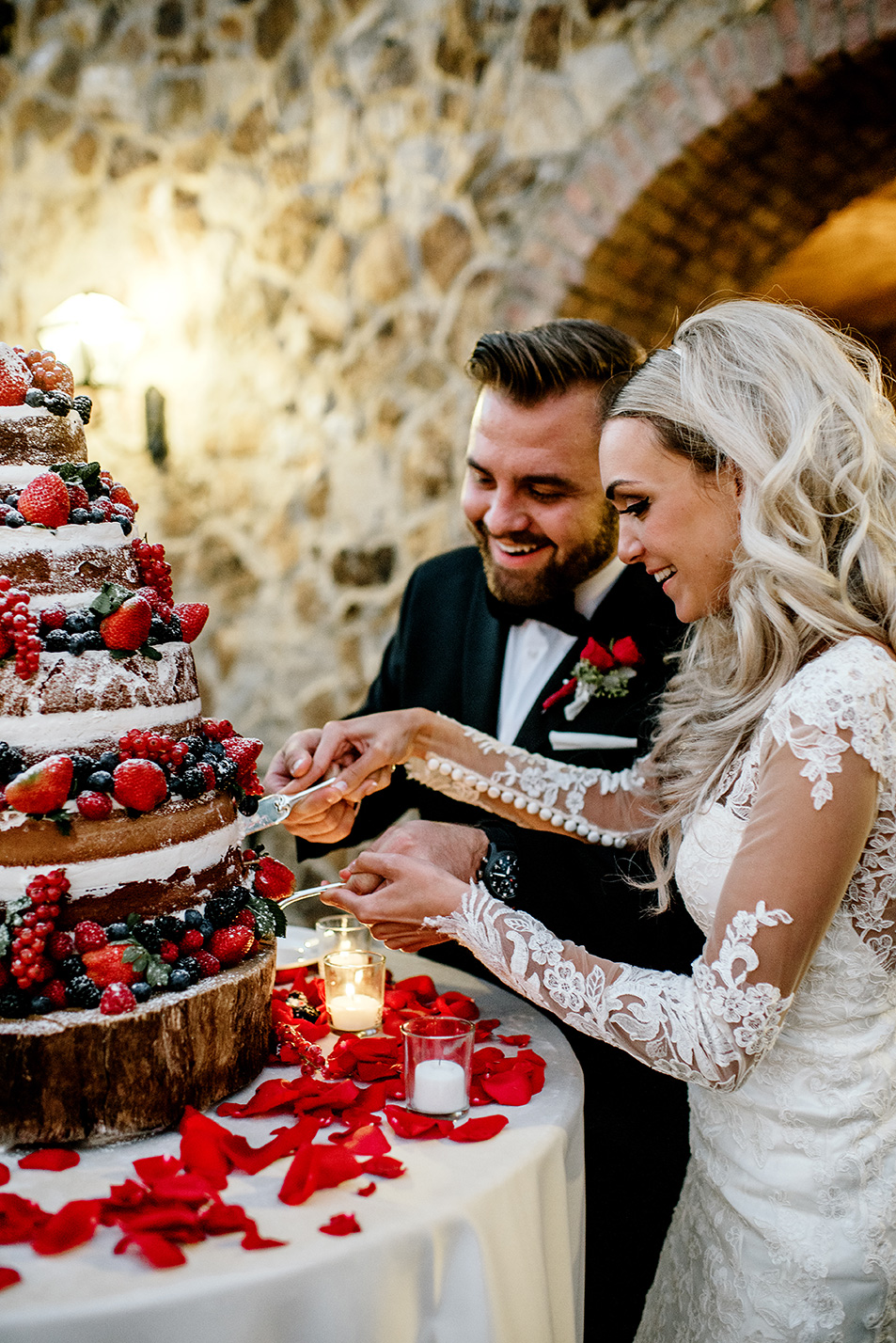 Bride and groom  cutting their wedding cake at Bella Collina Florida