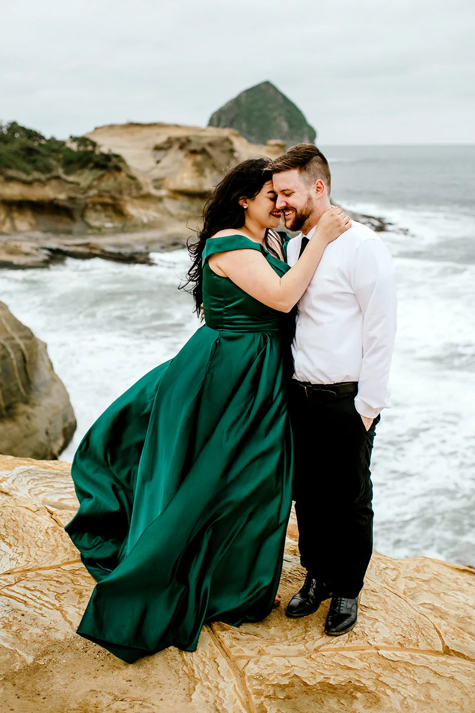 Cape-kiwanda-engagement-session-with-golden-retriever148.jpg