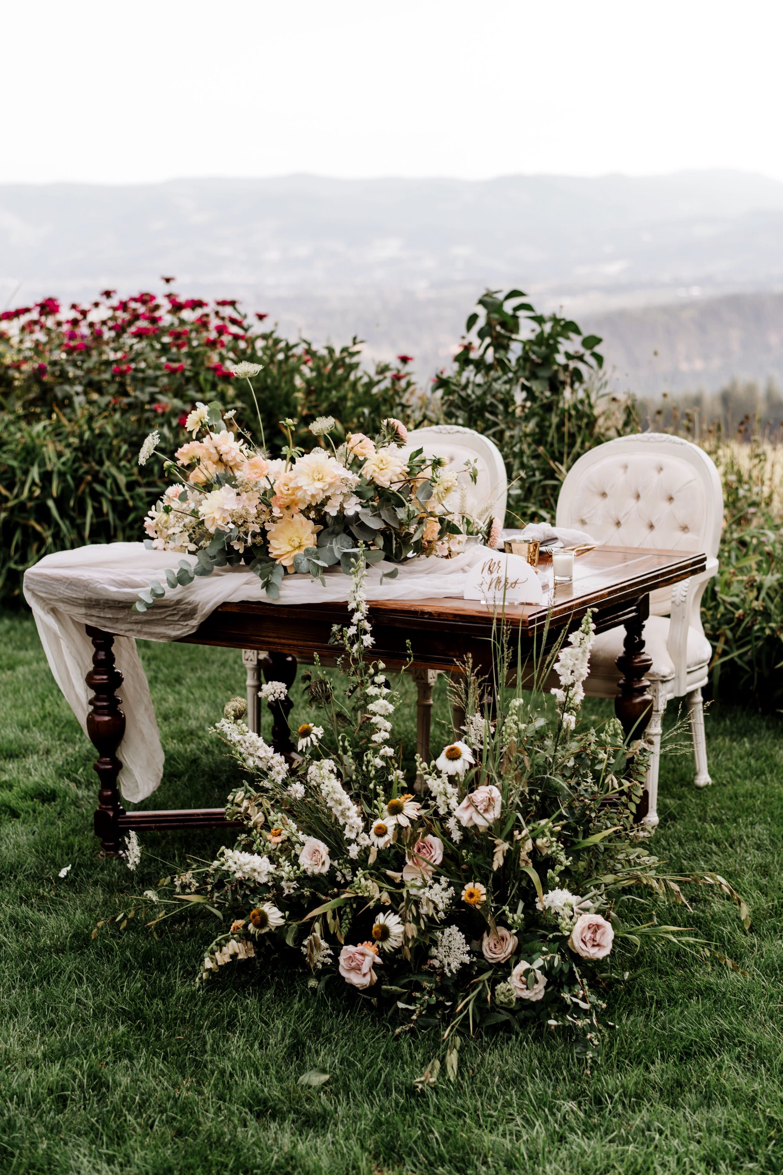 Modern-garden-wedding-at Gorge-Crest-Vineyard-254.jpg