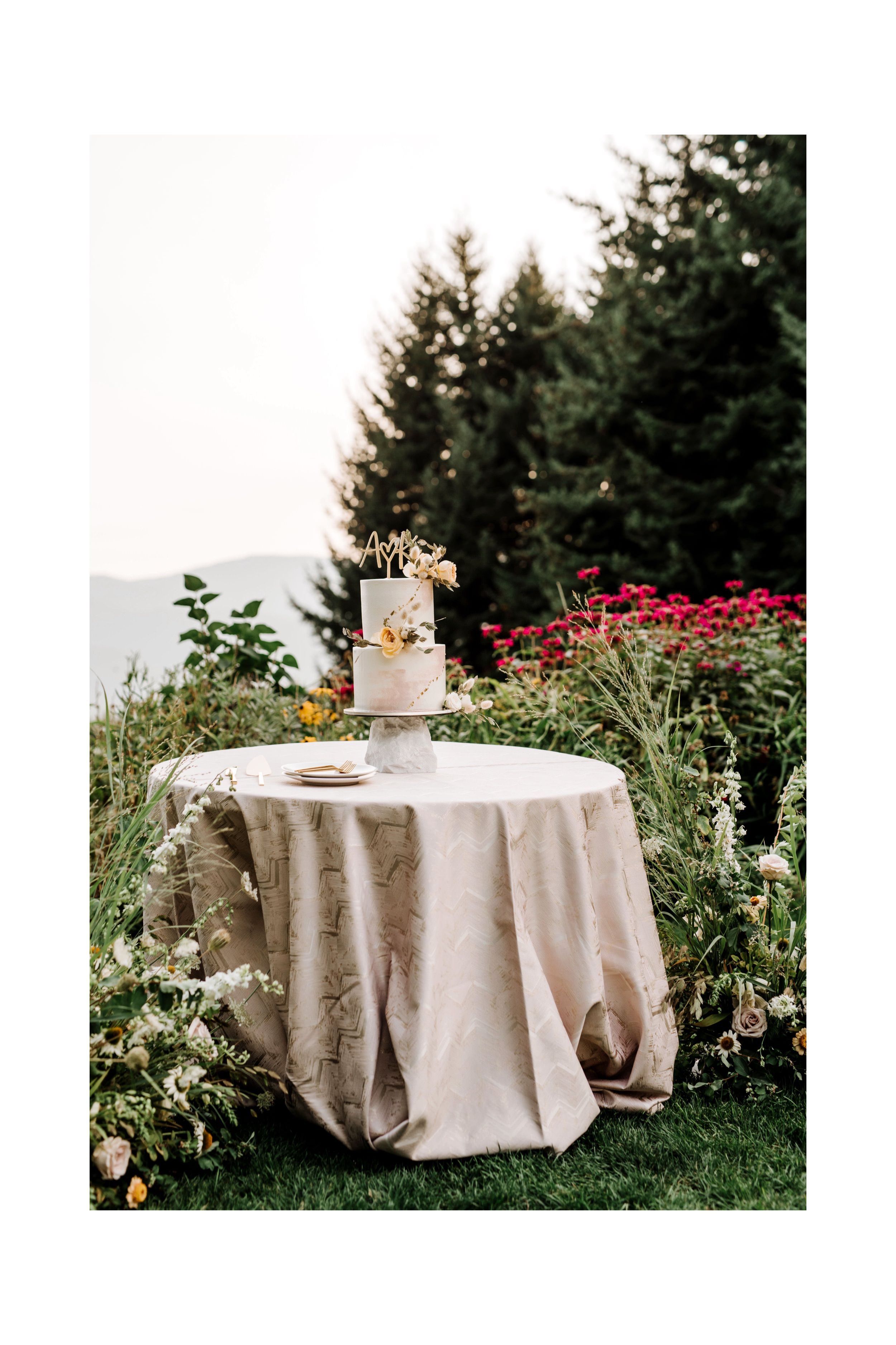 Modern-garden-wedding-at Gorge-Crest-Vineyard-283.jpg