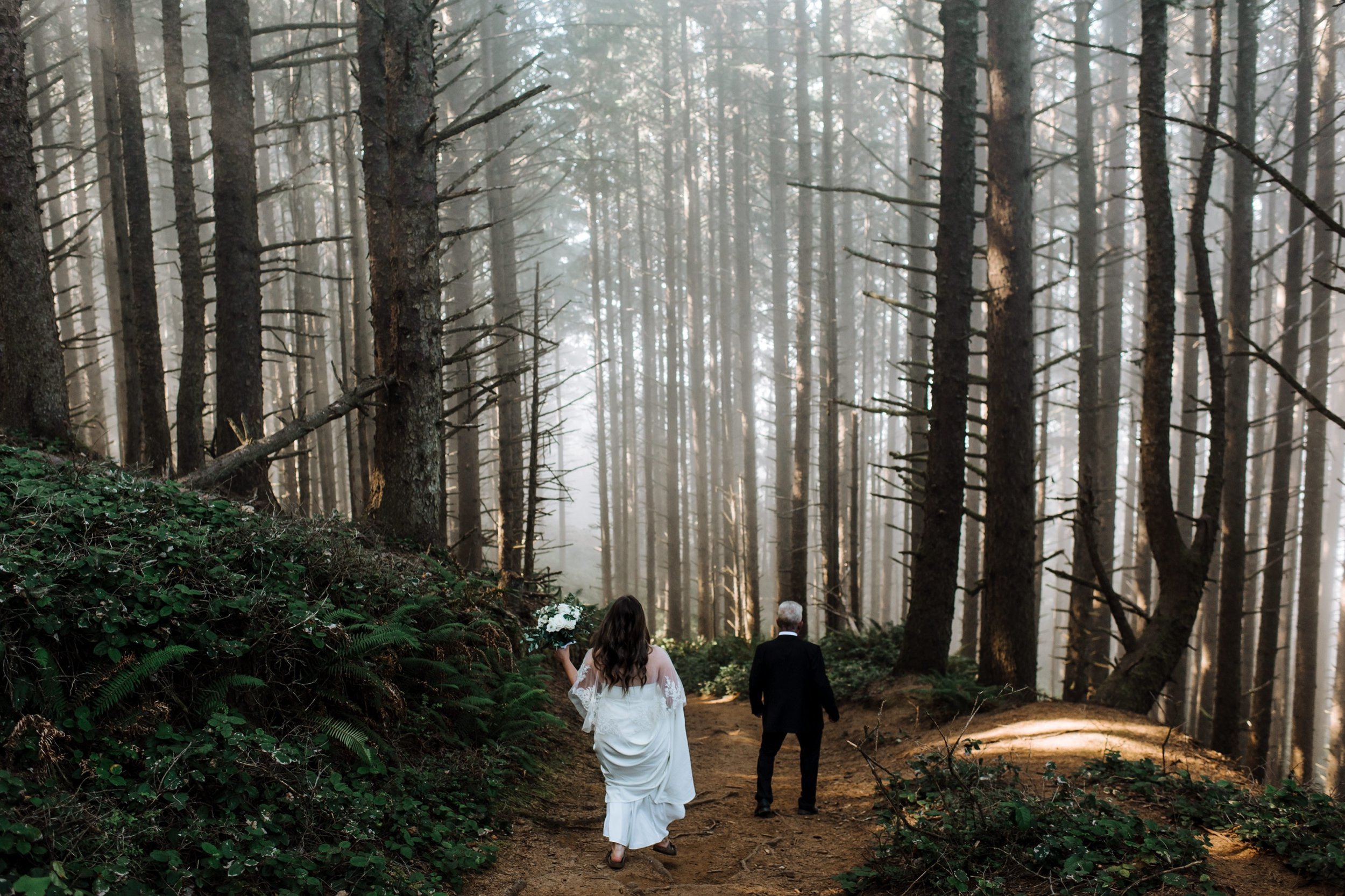 Moody-elopement-on-the-foggy-Oregon-Coast-Cliffside-04.jpg