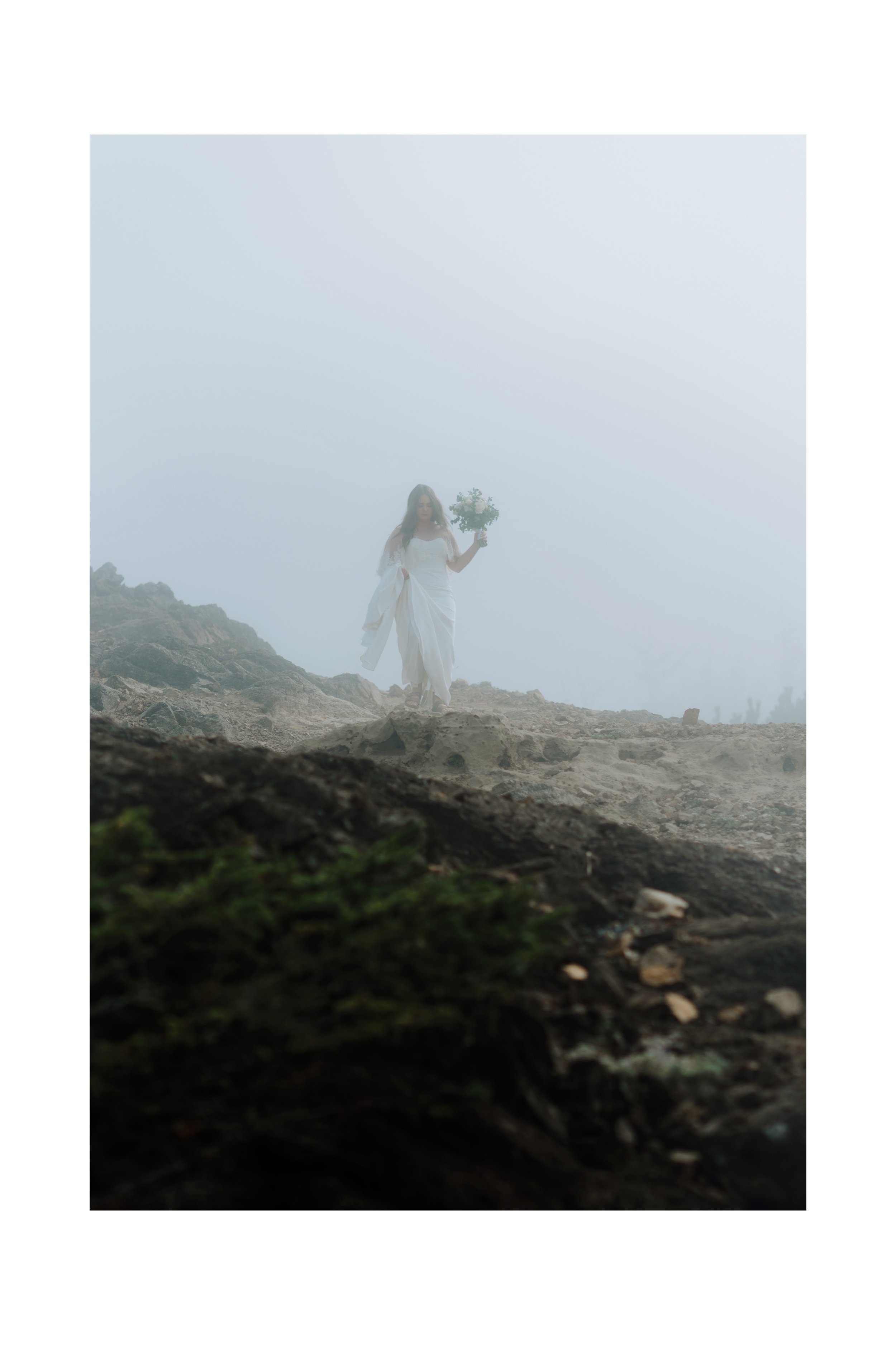 Moody-elopement-on-the-foggy-Oregon-Coast-Cliffside-06.jpg