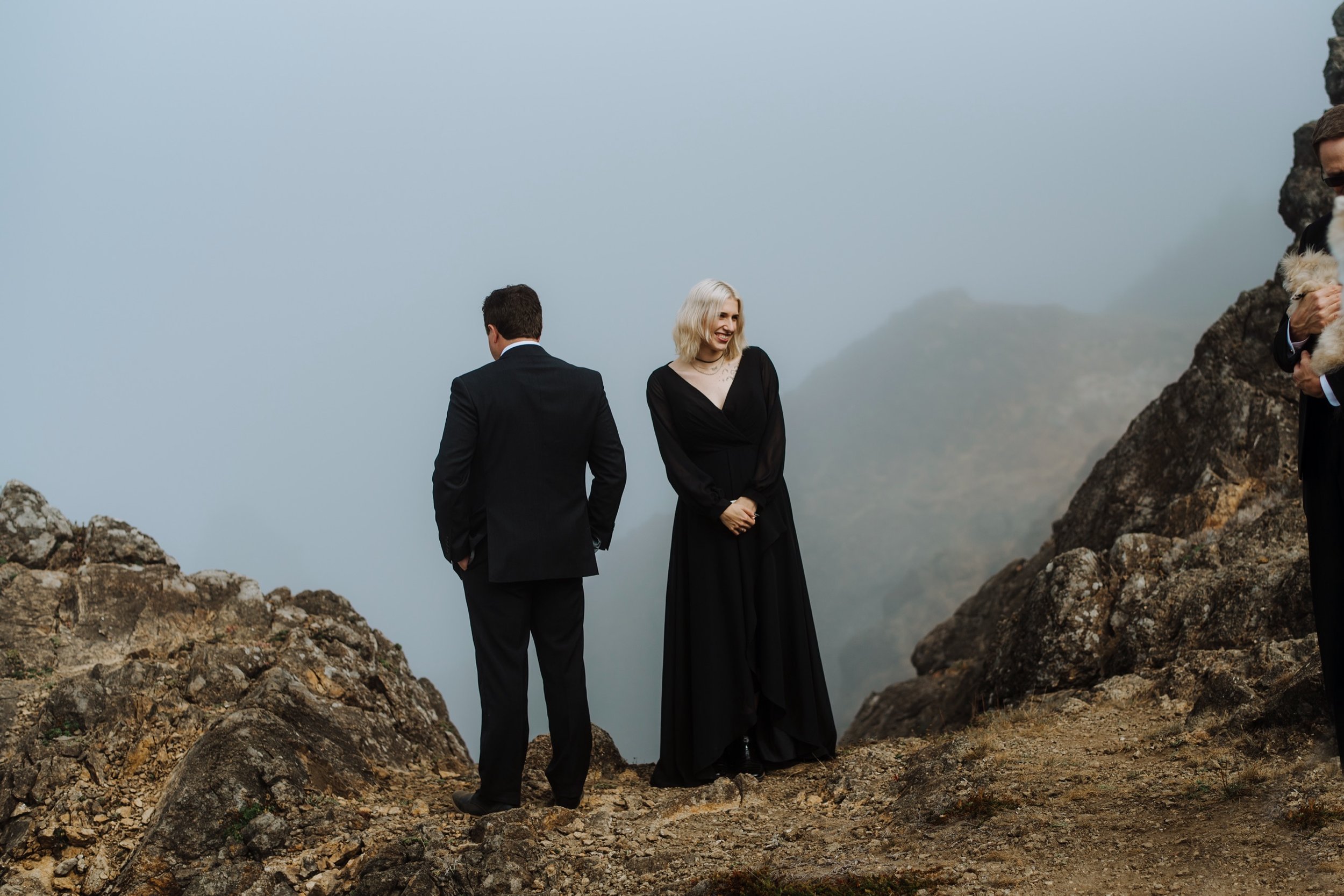 Moody-elopement-on-the-foggy-Oregon-Coast-Cliffside-07.jpg