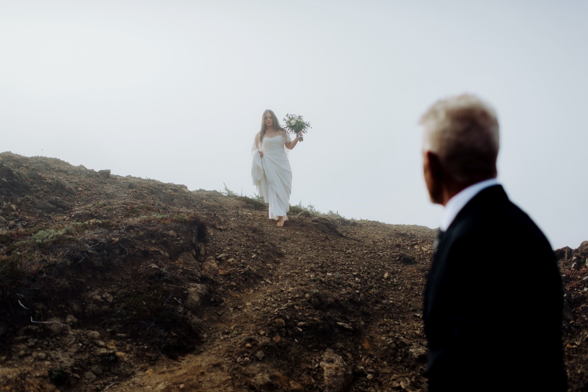 Moody-elopement-on-the-foggy-Oregon-Coast-Cliffside-10.jpg