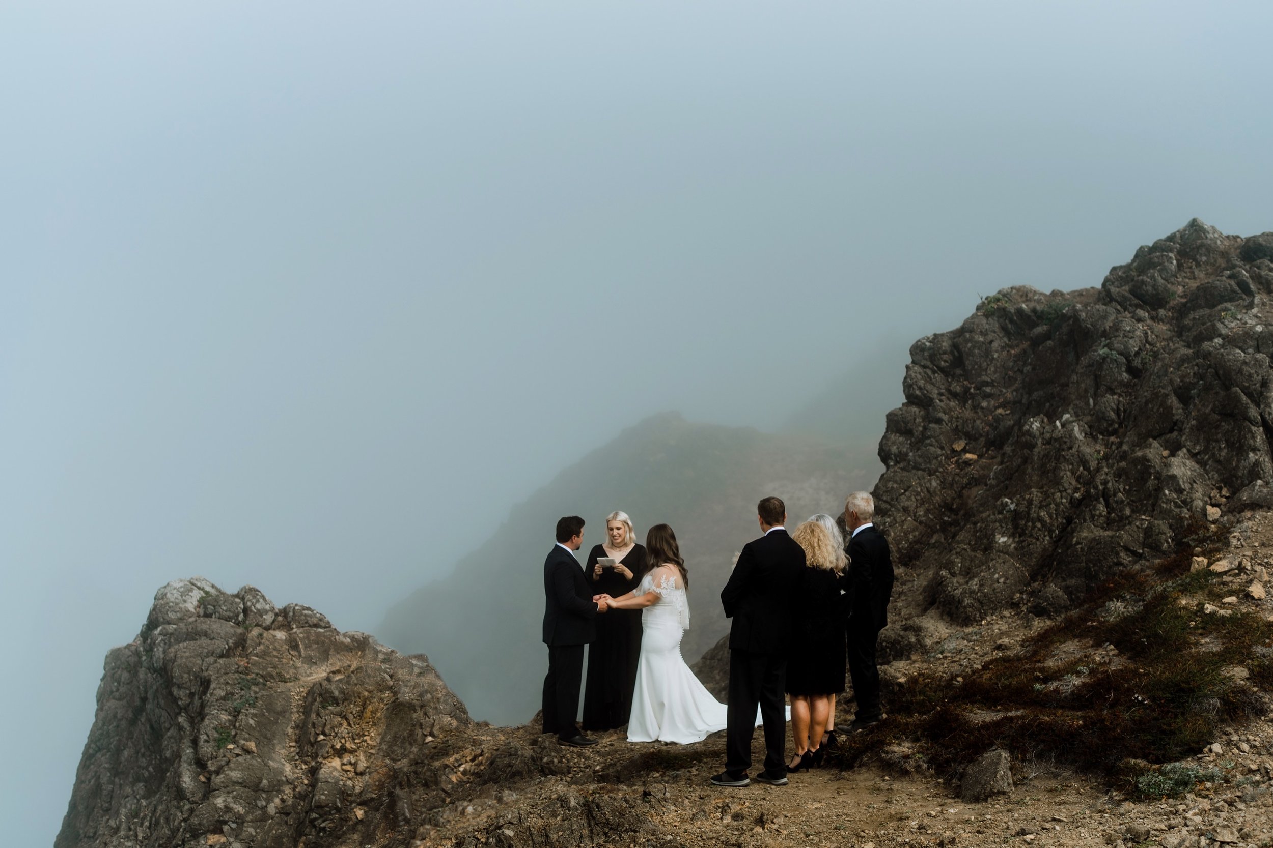 Moody-elopement-on-the-foggy-Oregon-Coast-Cliffside-17.jpg