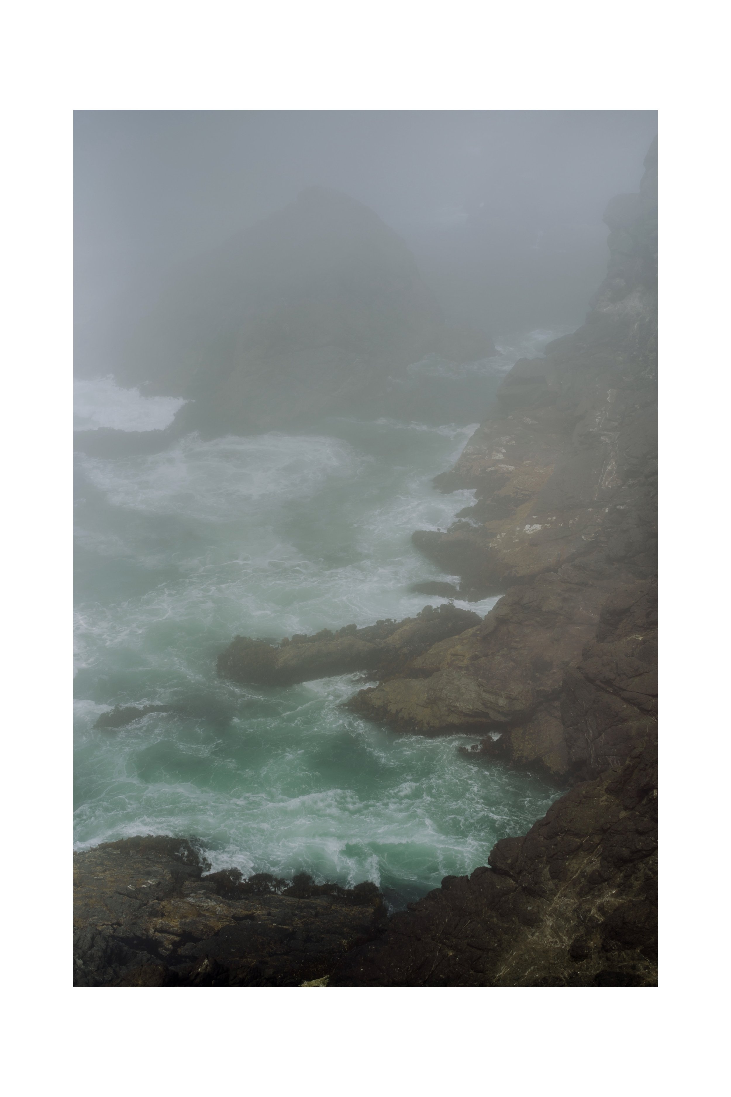 Moody-elopement-on-the-foggy-Oregon-Coast-Cliffside-18.jpg