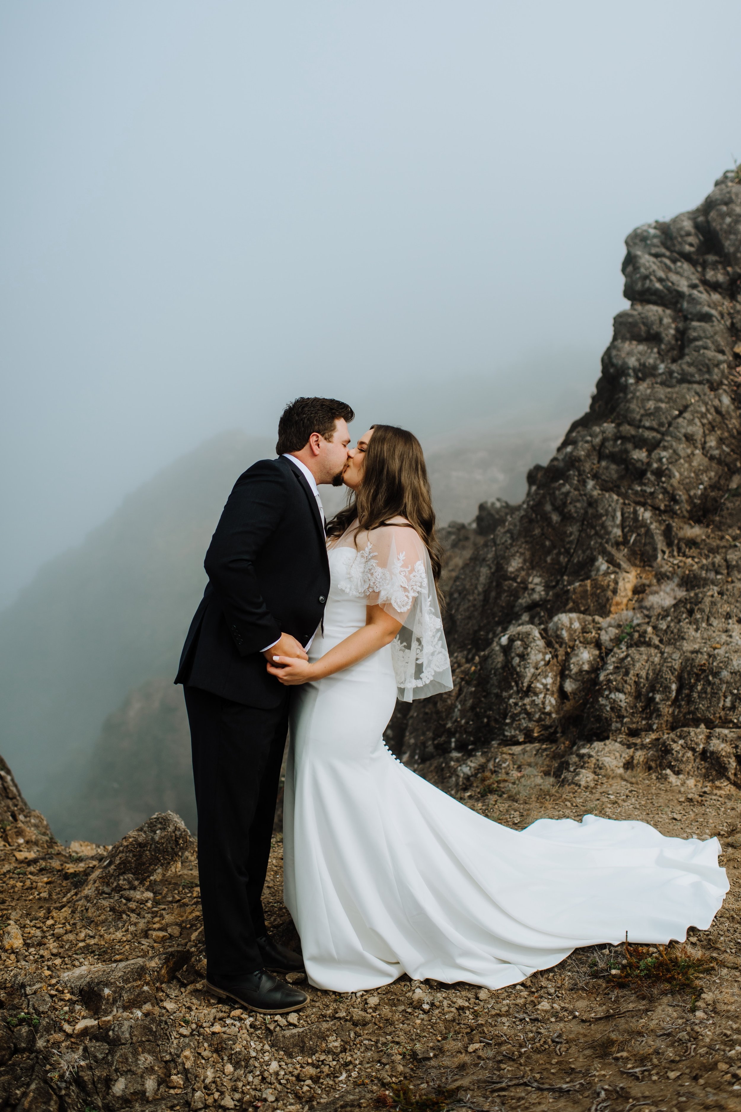 Moody-elopement-on-the-foggy-Oregon-Coast-Cliffside-20.jpg