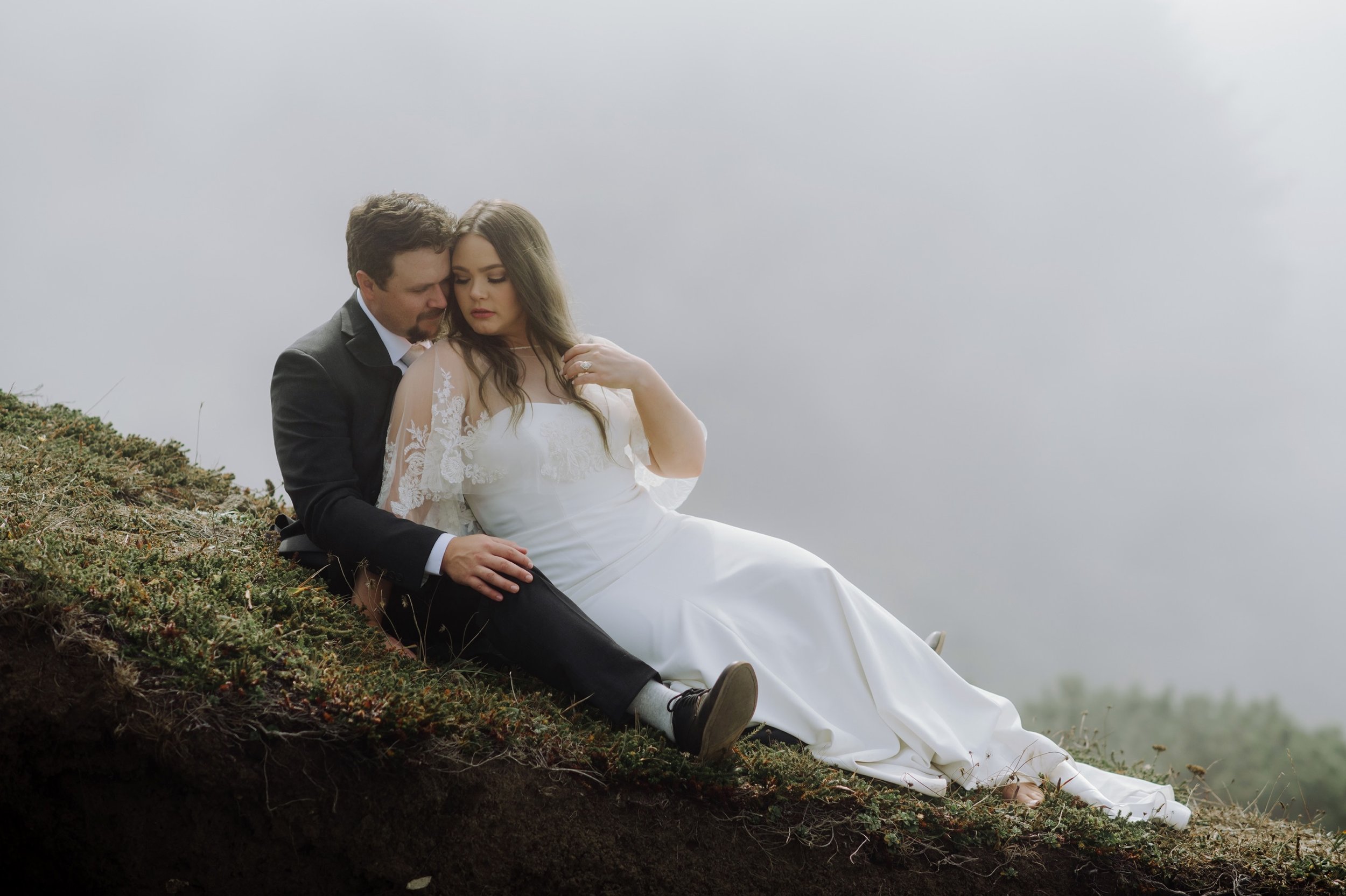 Moody-elopement-on-the-foggy-Oregon-Coast-Cliffside-32.jpg