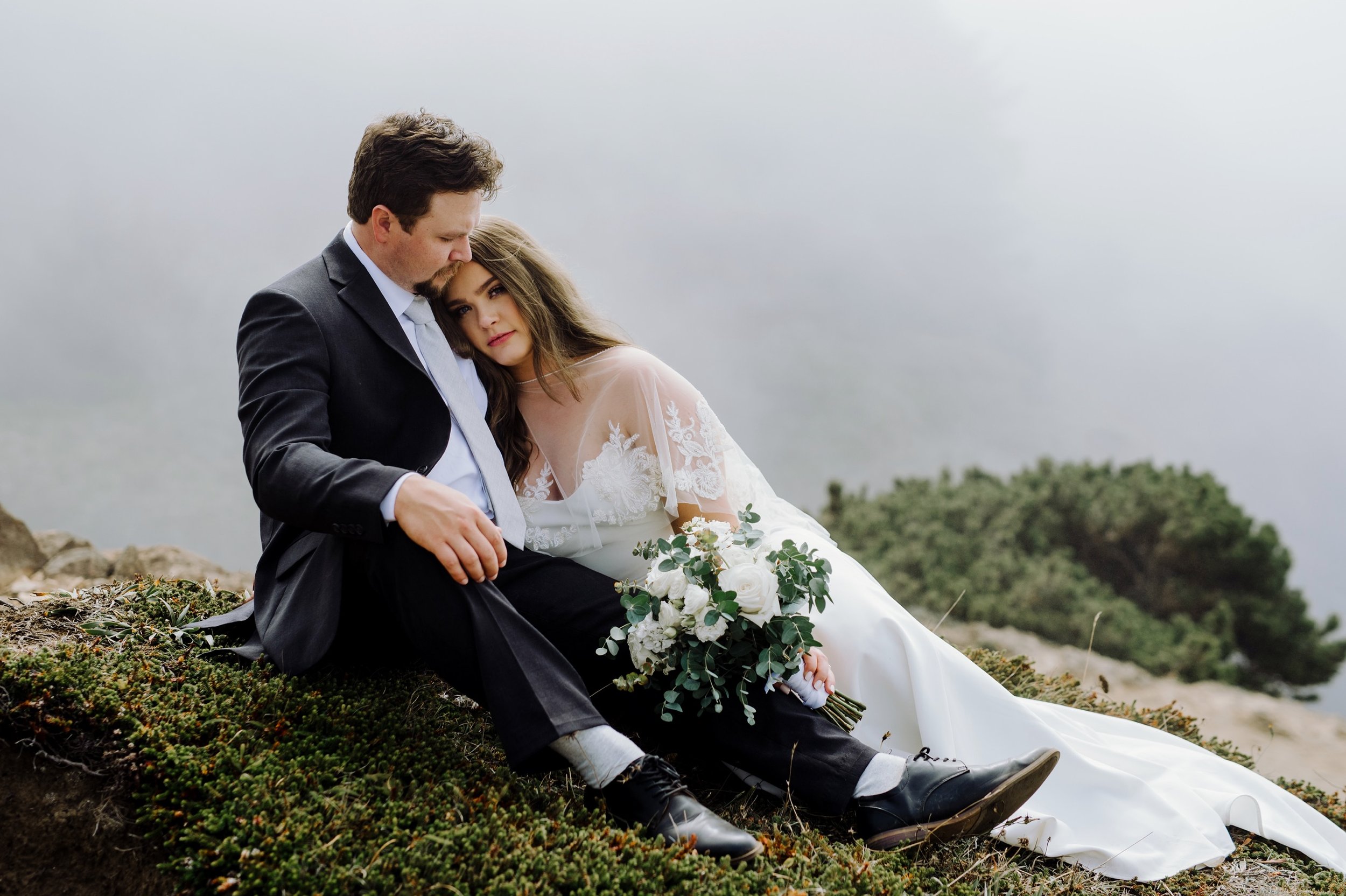 Moody-elopement-on-the-foggy-Oregon-Coast-Cliffside-35.jpg