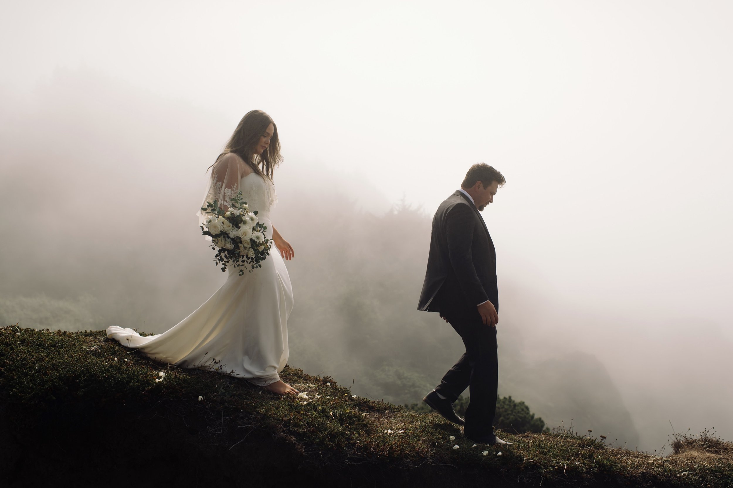 Moody-elopement-on-the-foggy-Oregon-Coast-Cliffside-37.jpg